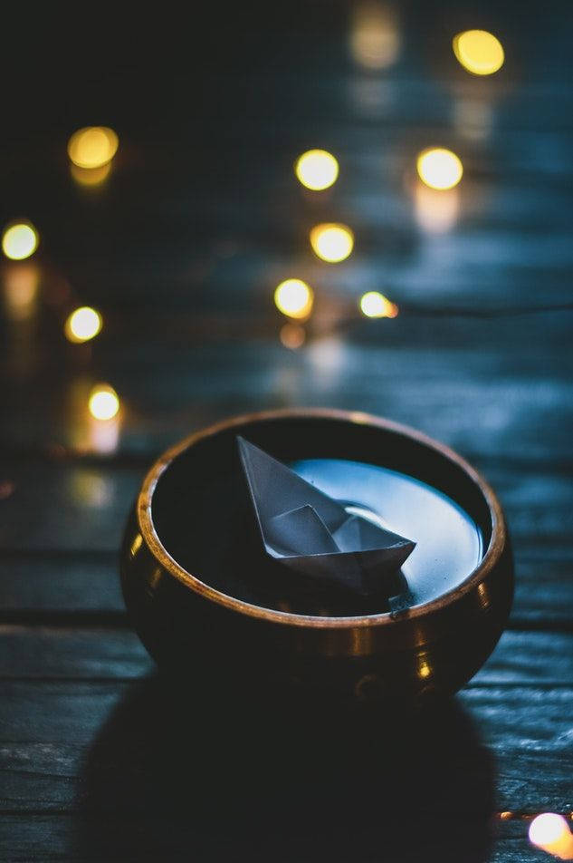 碗中漂浮的折纸小船