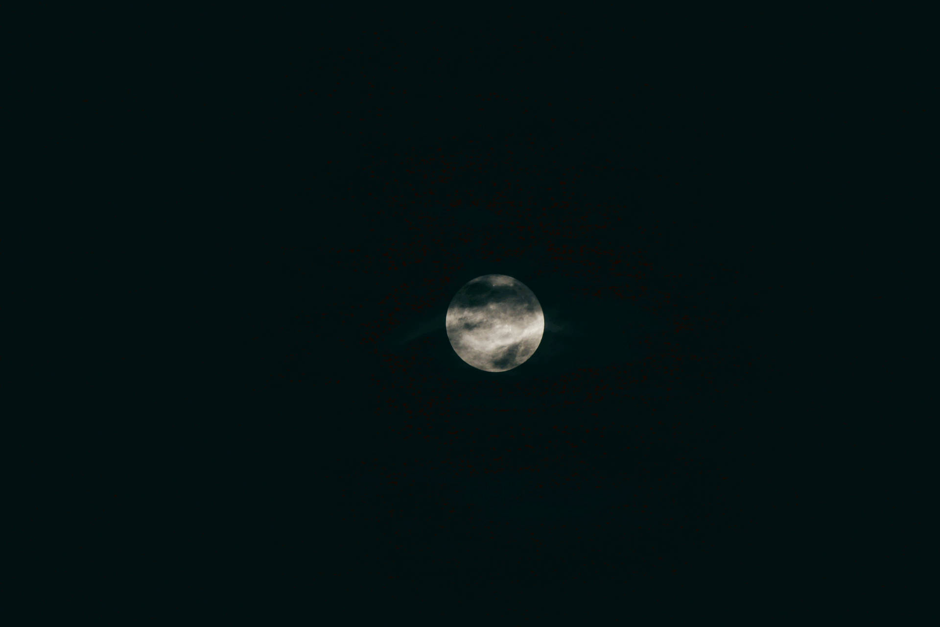 黑暗午夜天空中的满月。纯黑外太空与闪耀月光。