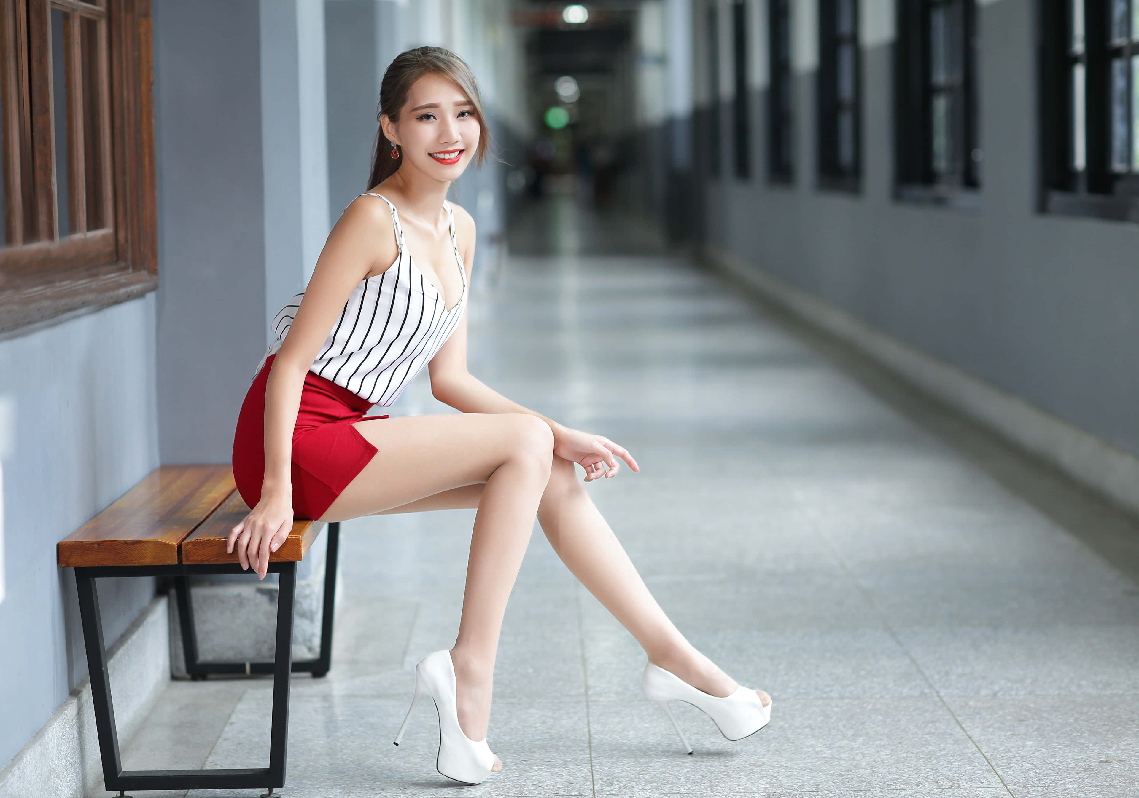 穿白色高跟鞋的泰国女孩 壁纸