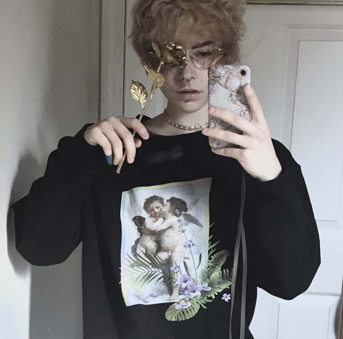 穿着黑色卫衣的女孩，卫衣上印有花朵图案 壁纸