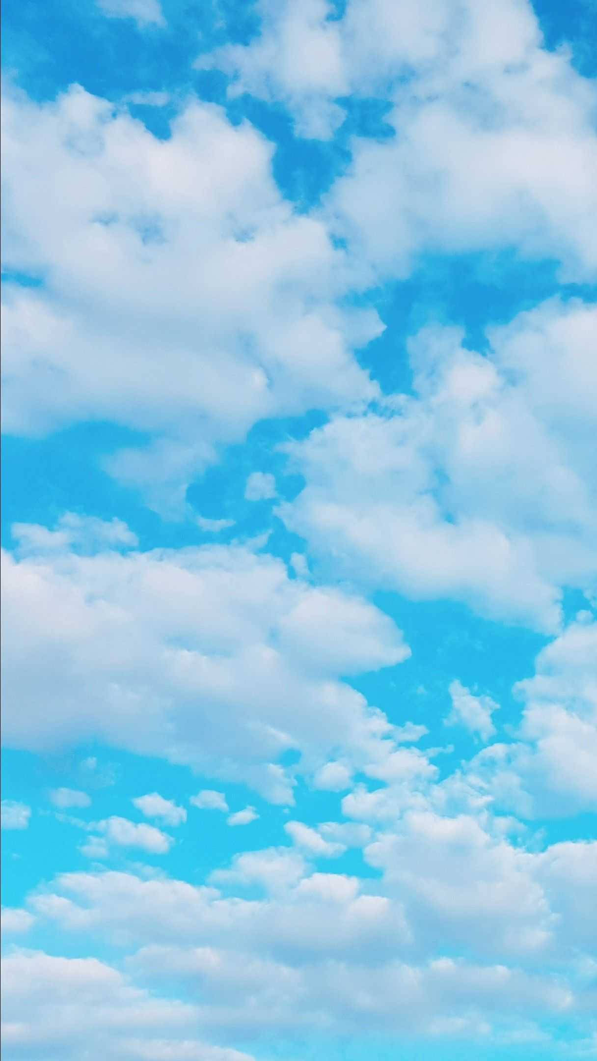 简约蓝色美学多云天空 壁纸