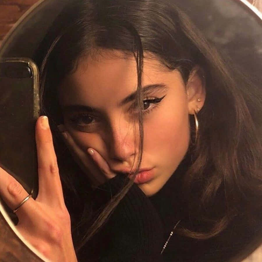 素颜少女身穿象牙白开衫与绿色连衣裙，尽显自然之美 壁纸
