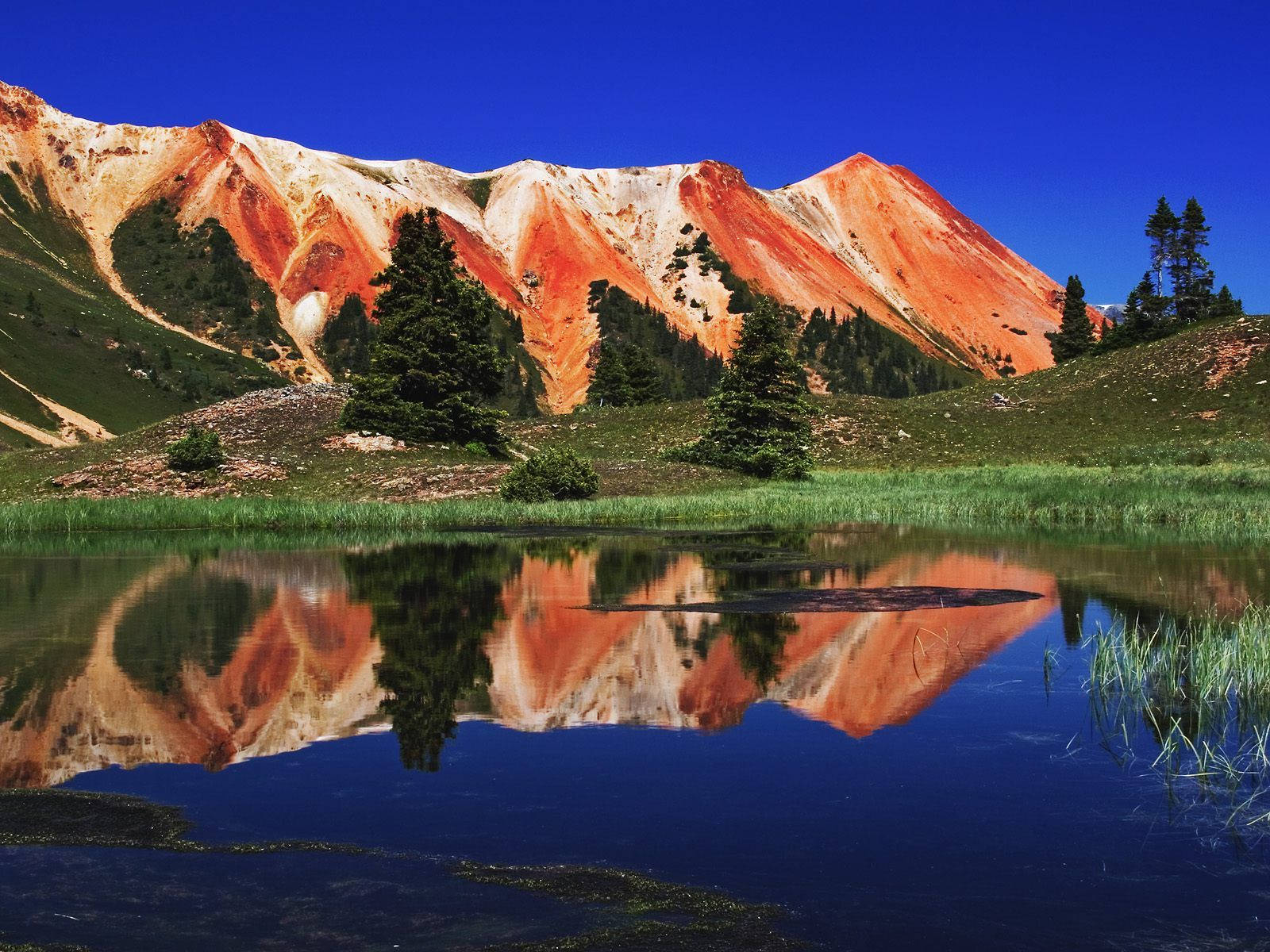 红色山峦与湖泊 壁纸