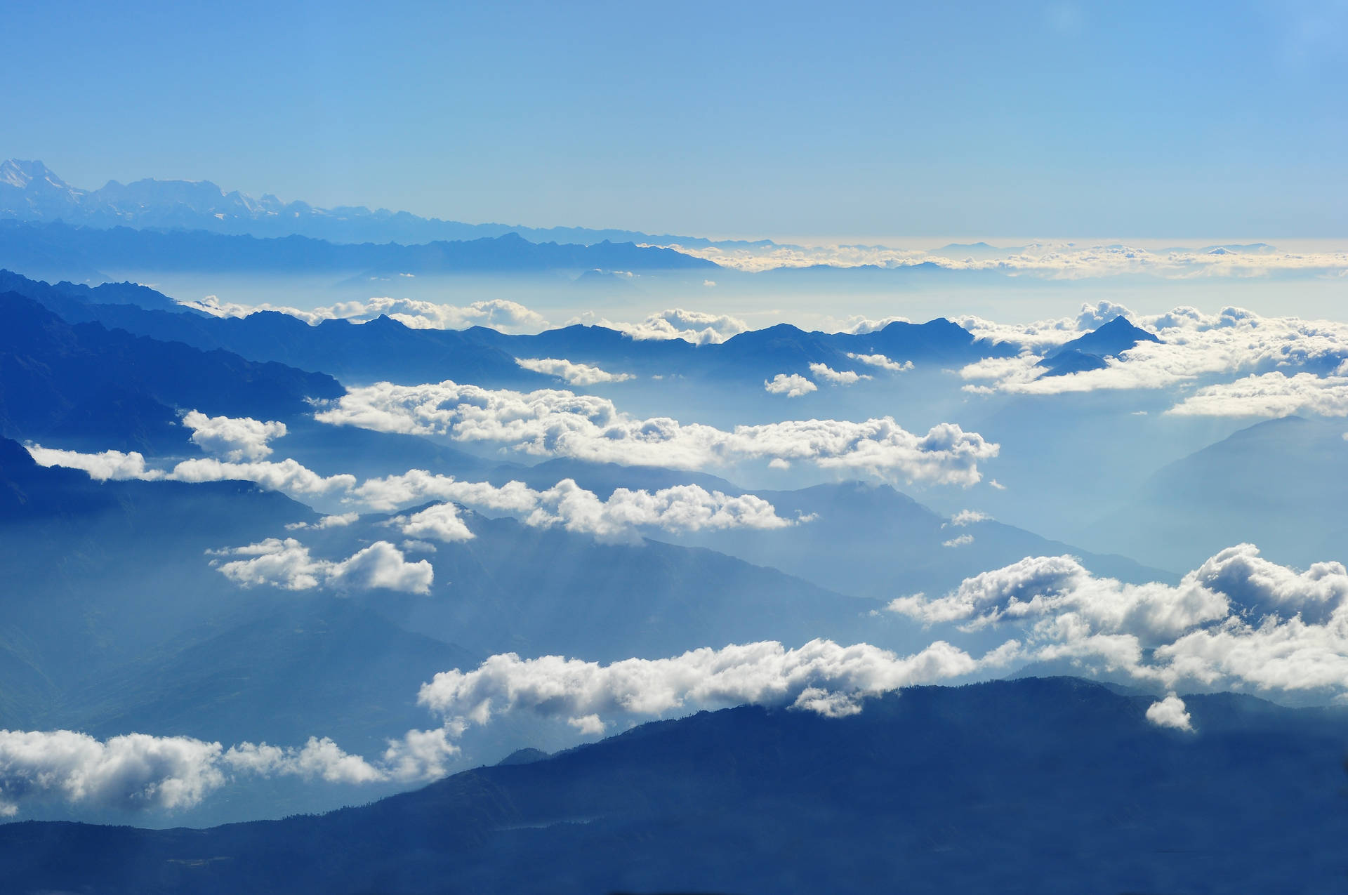 预览壁纸 天空 云朵 群山
