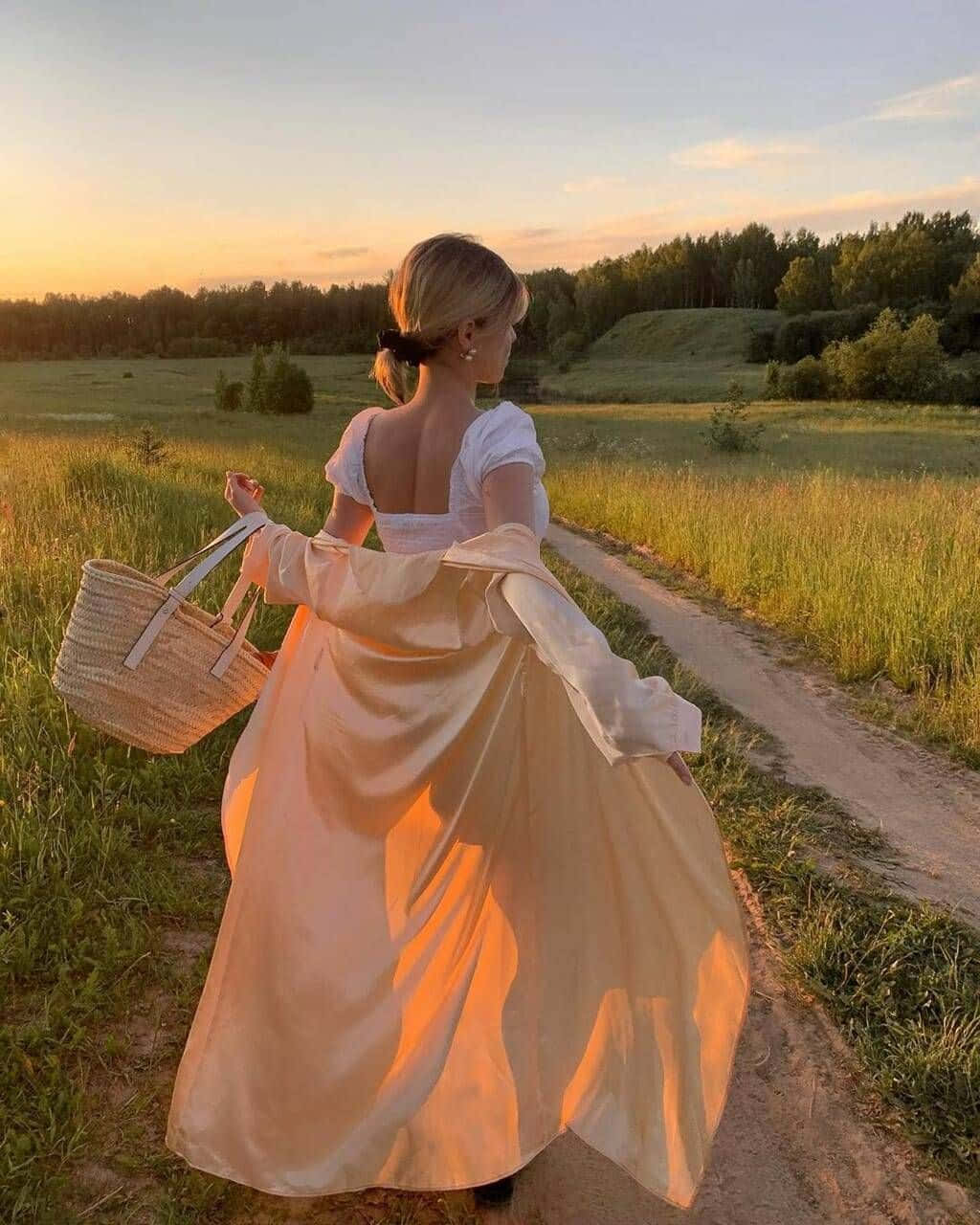 自信的年轻女性在夕阳背景下站立 壁纸