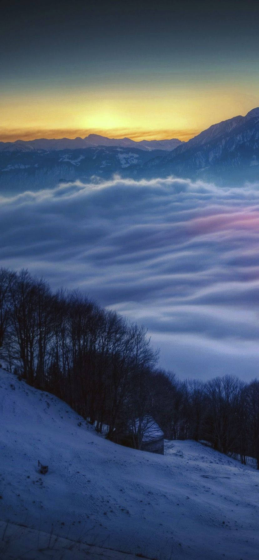 图片：蓝天前日出日落的山景 壁纸