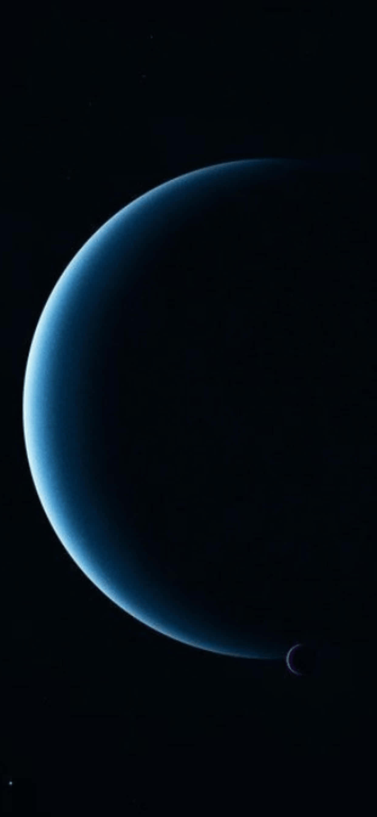 蓝色星球与背景中的月亮 壁纸