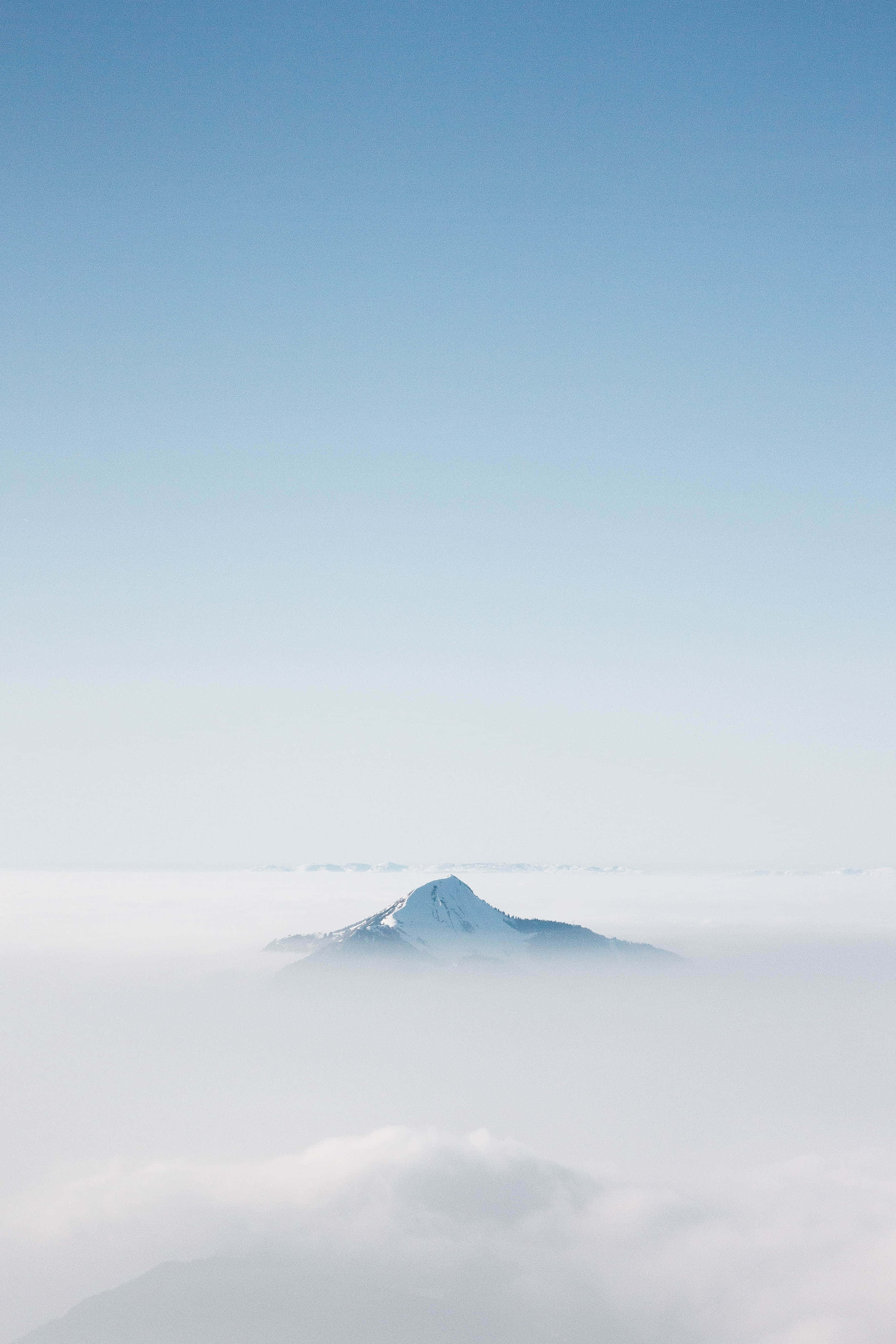 蓝色美学背景：云端山峰 壁纸