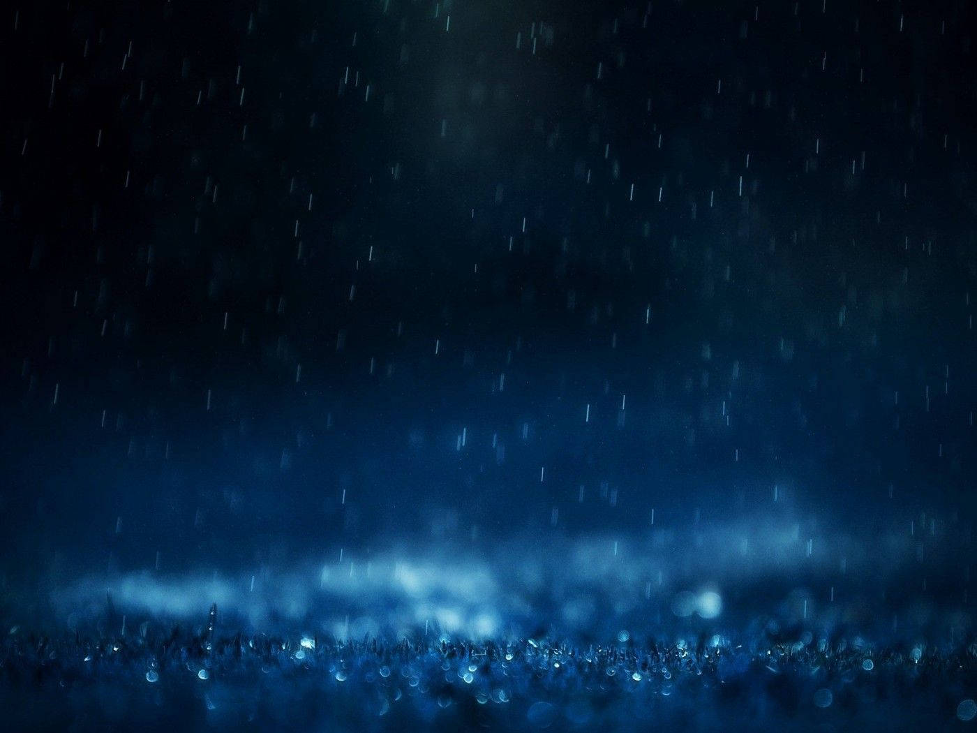 蓝色闪耀雨滴 美丽暗色背景 壁纸