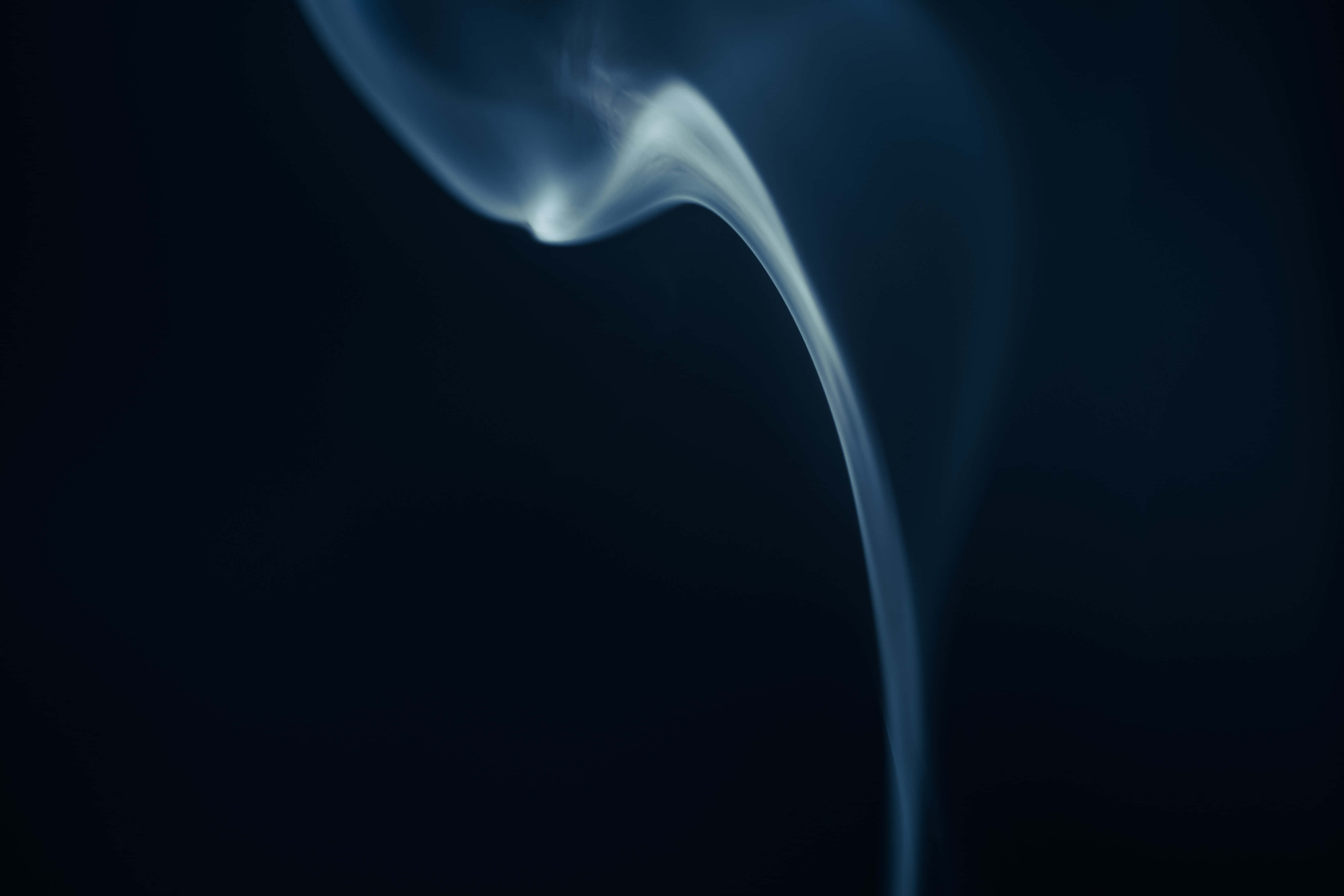 薄白烟雾缭绕的烟熏背景 壁纸