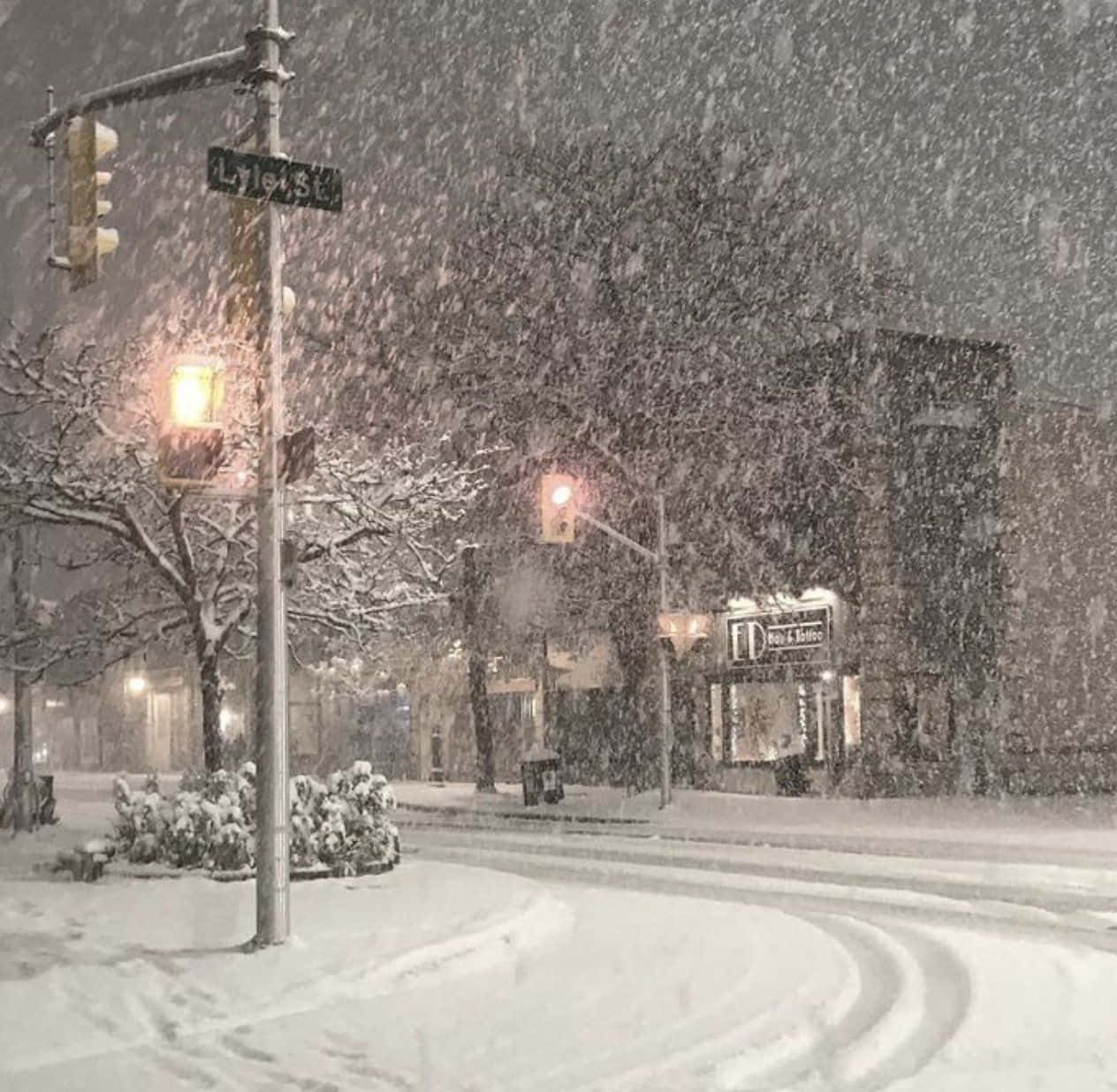 被雪覆盖的街道与路灯 壁纸