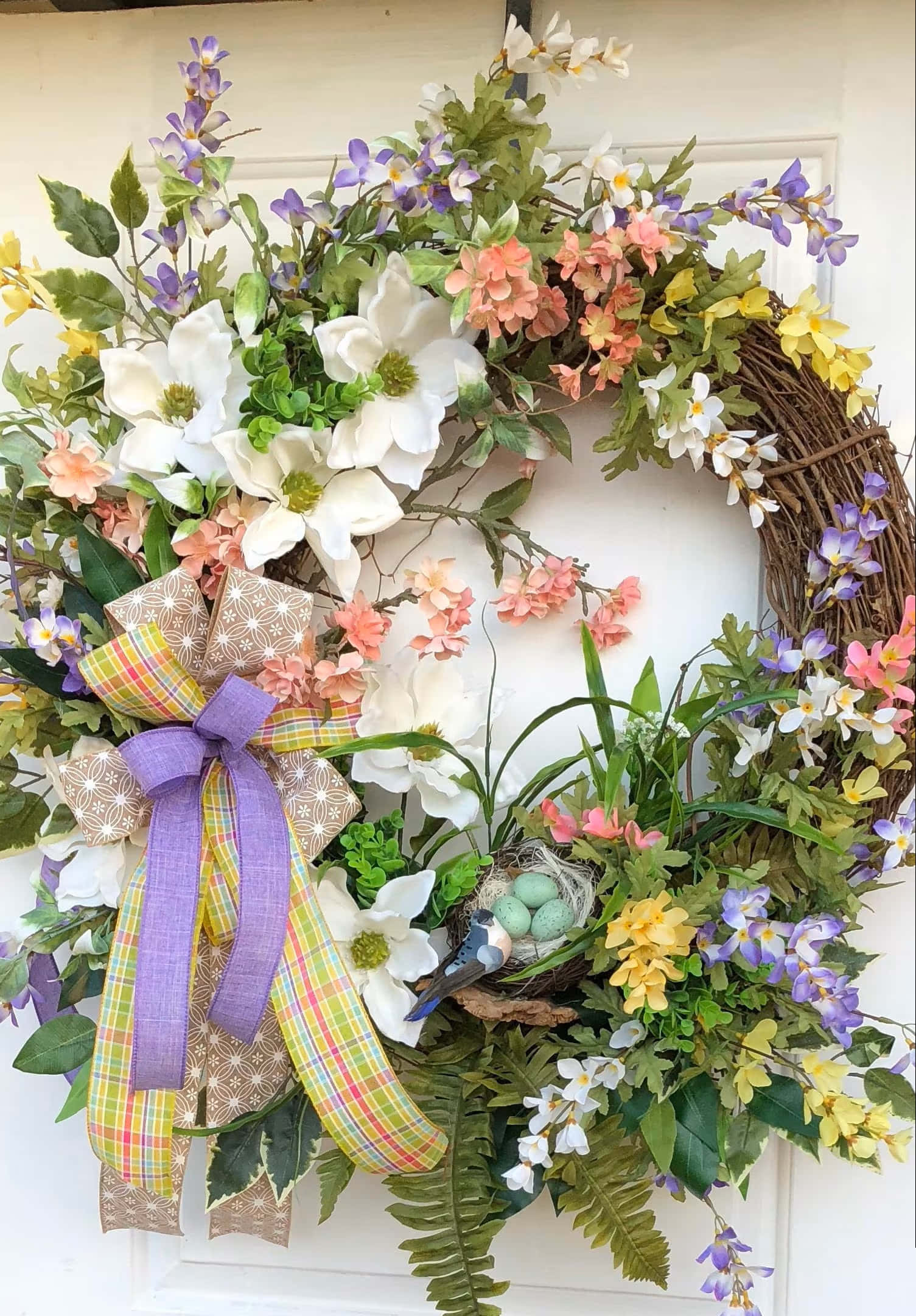 质朴木门上的美丽春季花环 壁纸