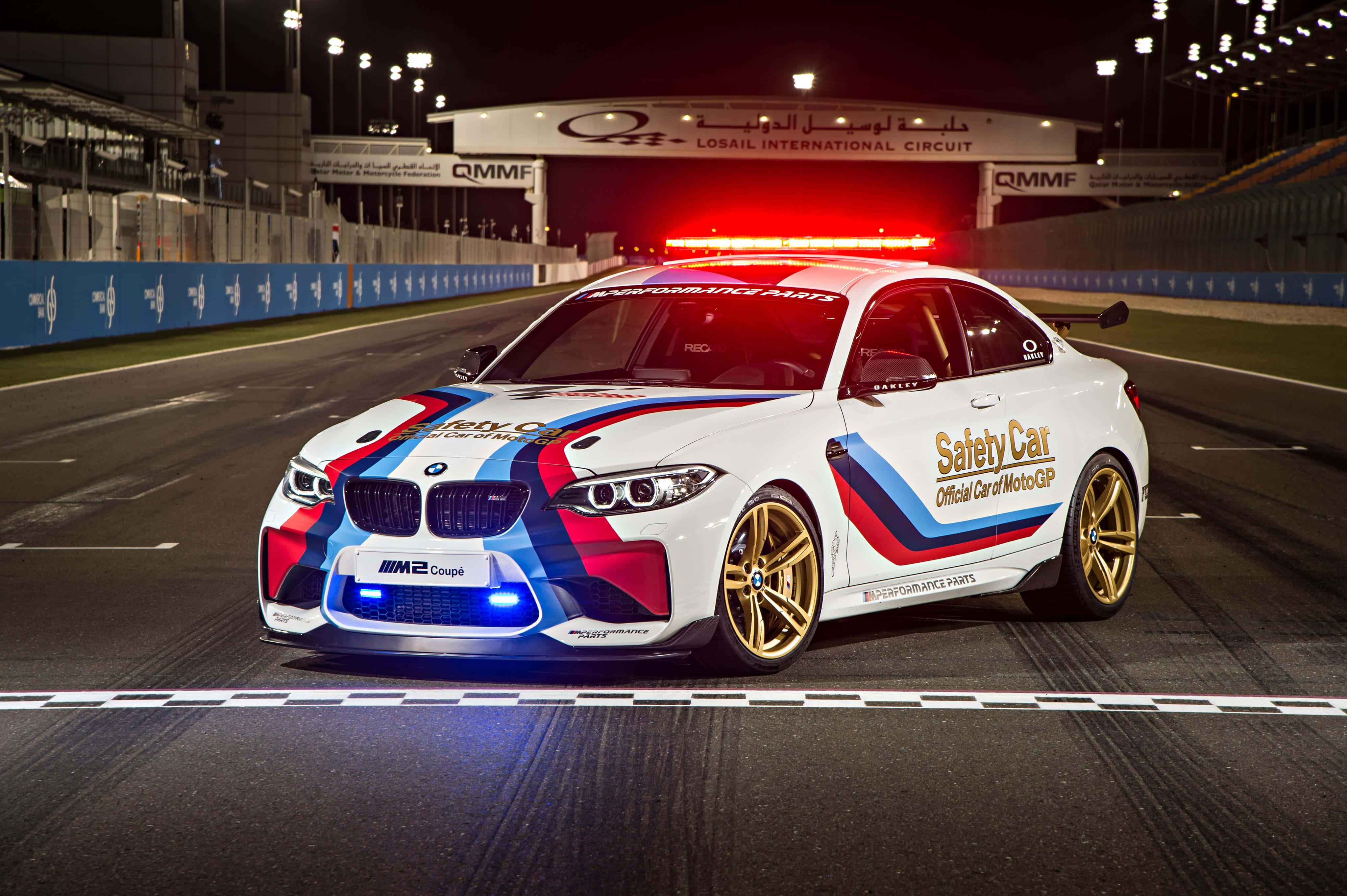 赛道上的现代安全车 壁纸