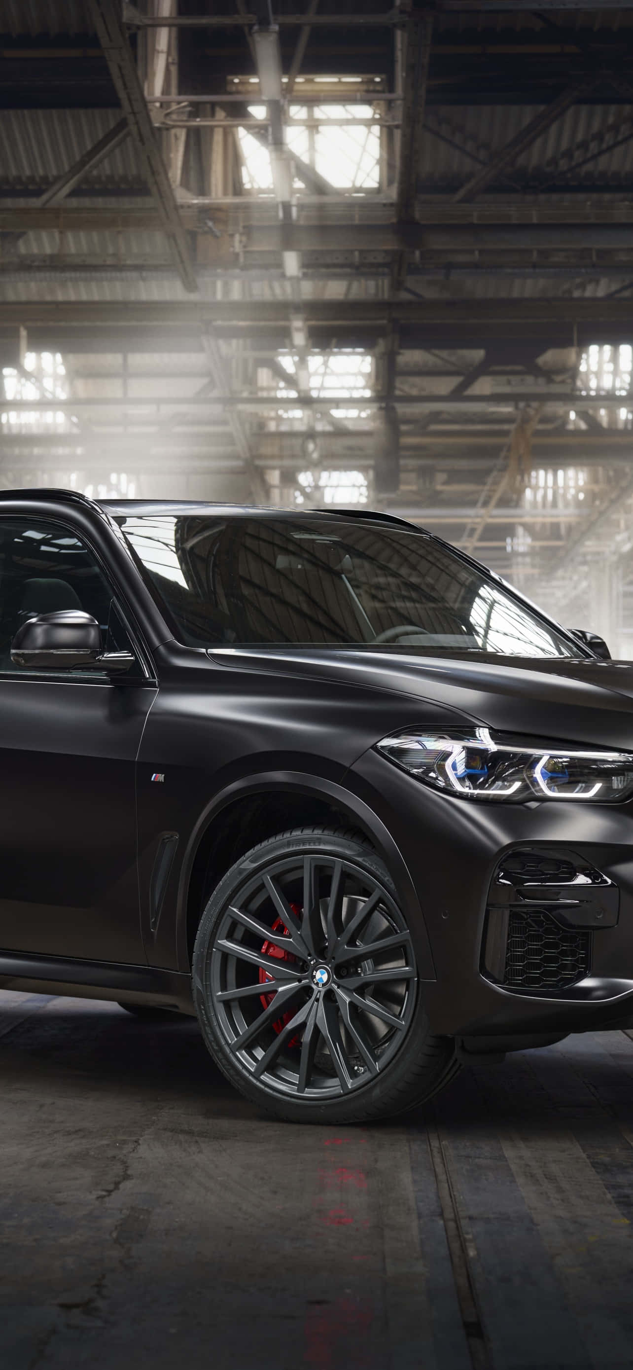 路上霸气十足的BMW X6 M 壁纸