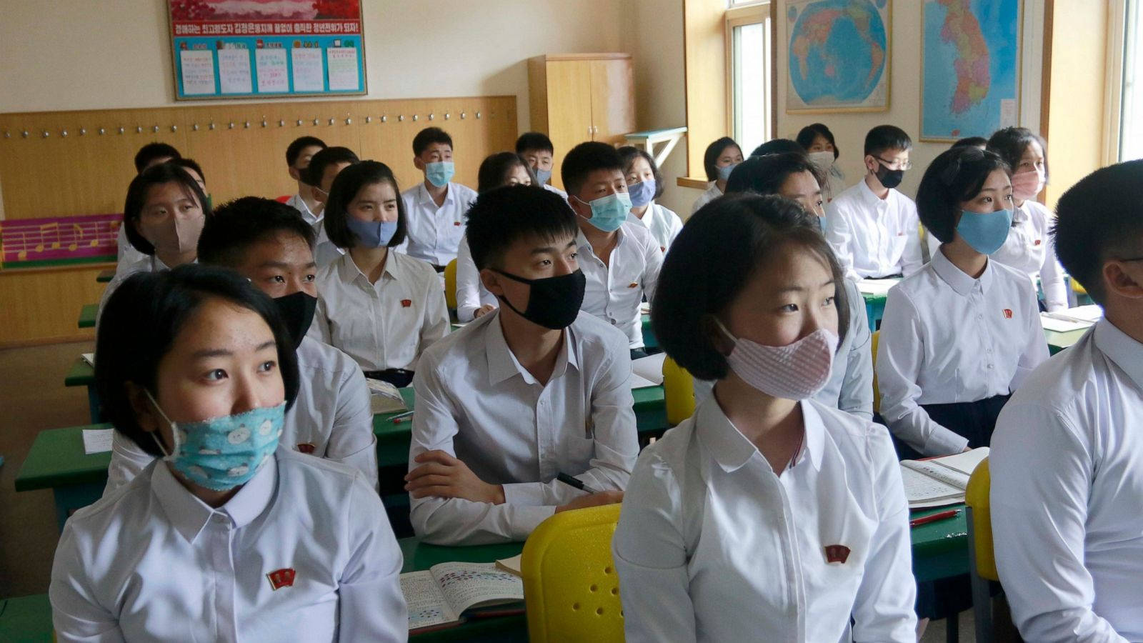 身穿医疗防护装备的专业人员手持新冠病毒测试套件 壁纸