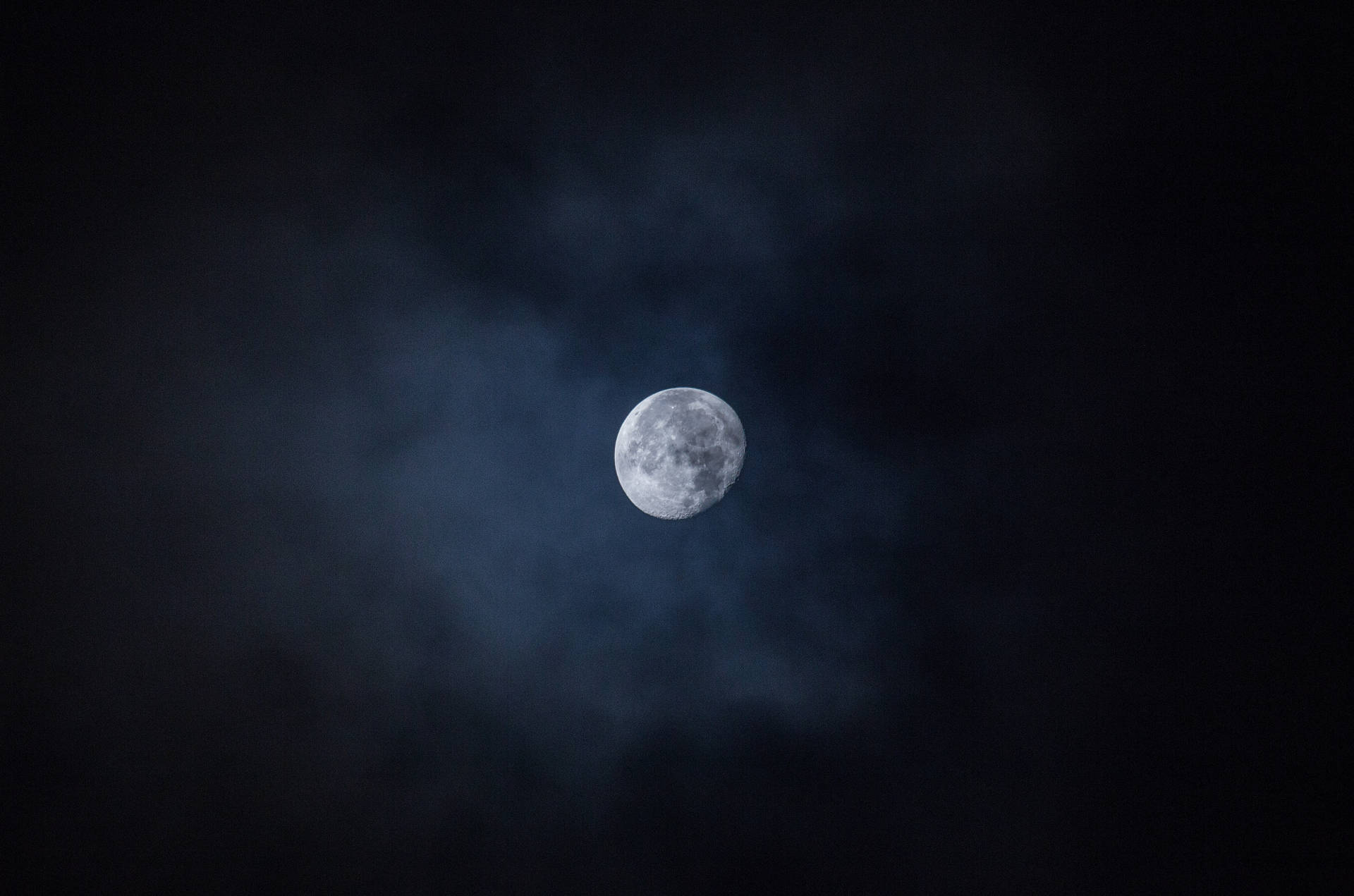 午夜时分，一轮明月在夜空中闪耀。满月高悬，清晰可见其表面的环形山。