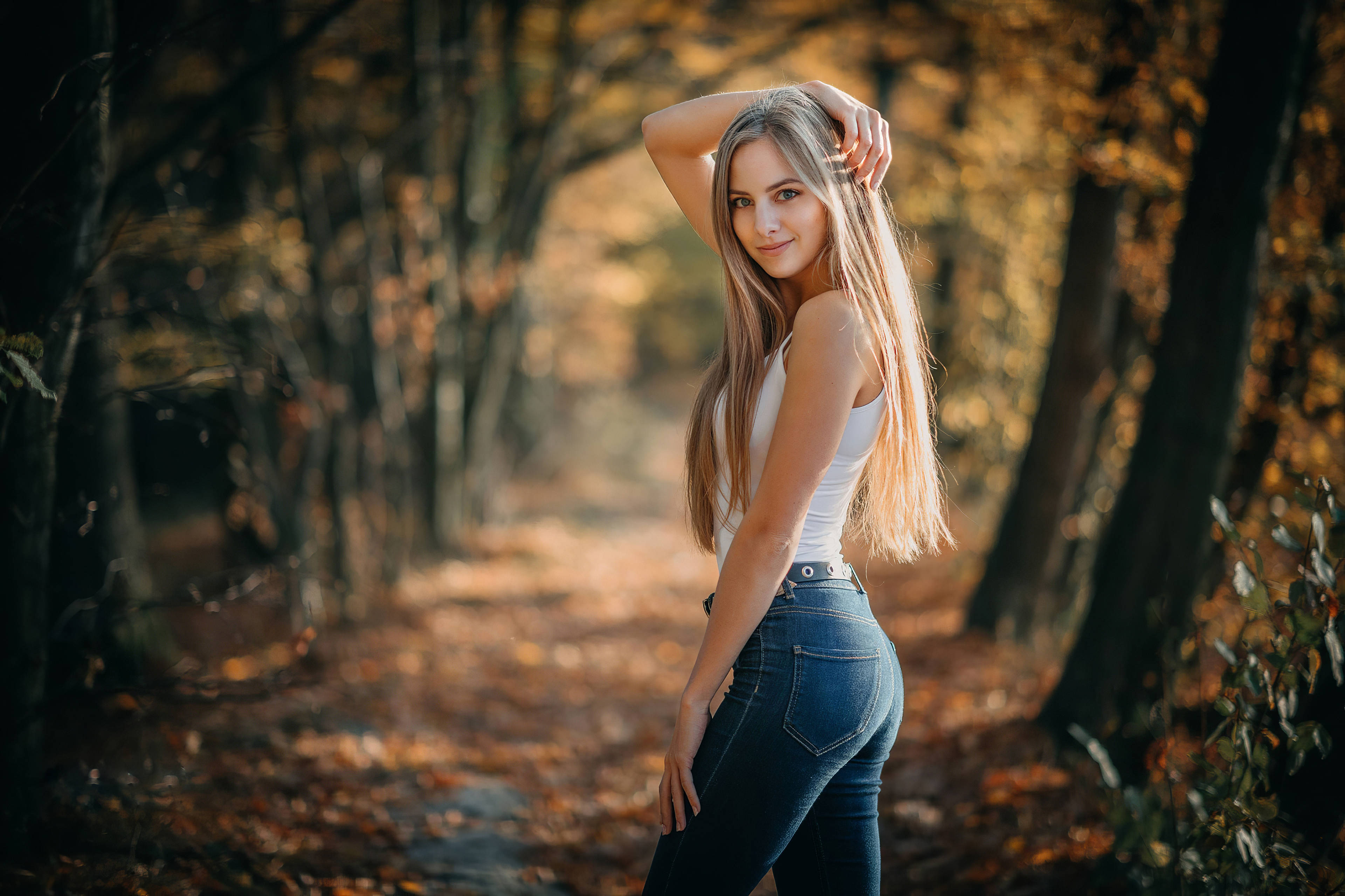 金发美女森林摆姿 壁纸