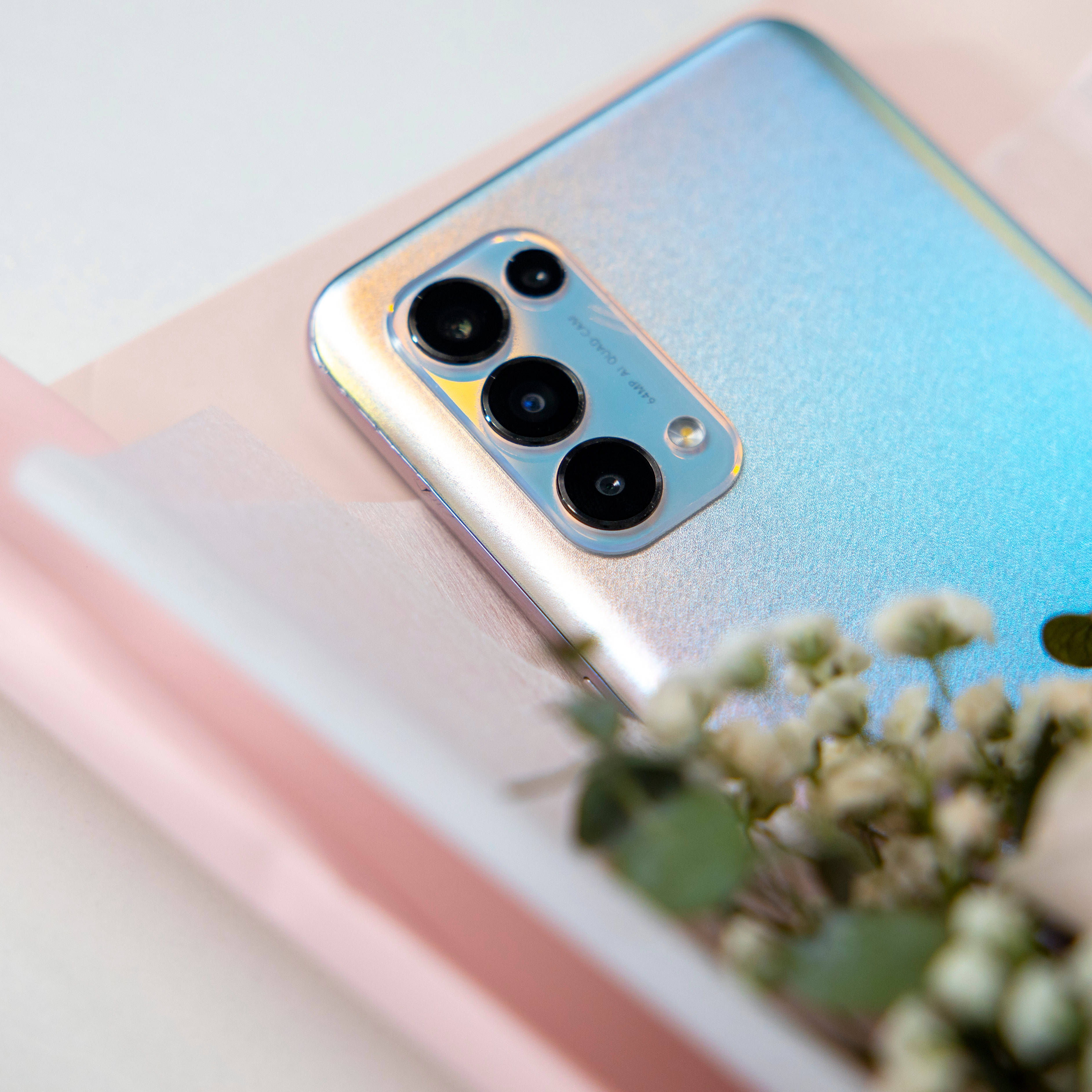 银色Oppo Reno5智能手机 壁纸
