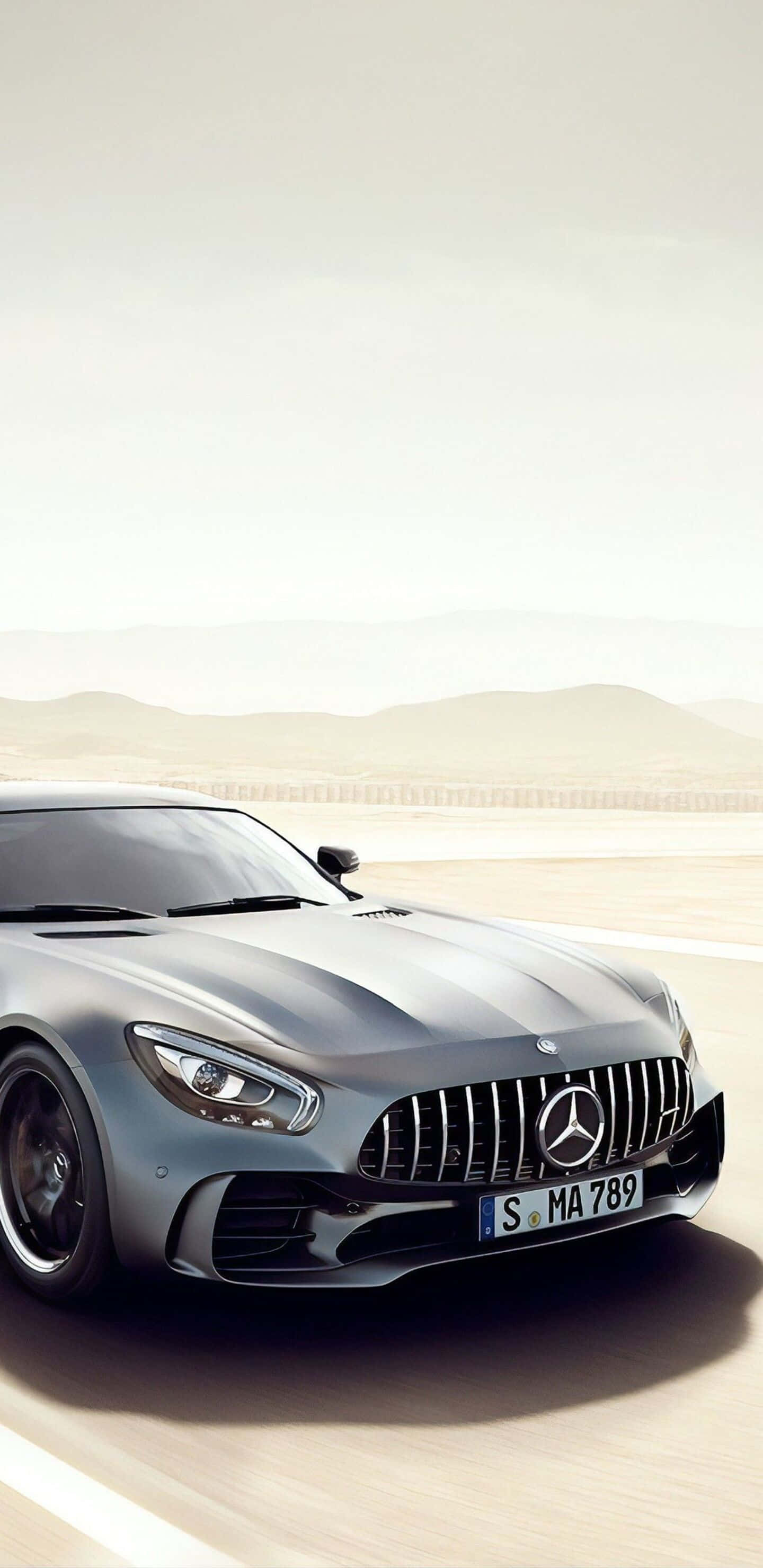银色梅赛德斯AMG GT-R沙漠公路背景，适用于Pixel 3XL 壁纸