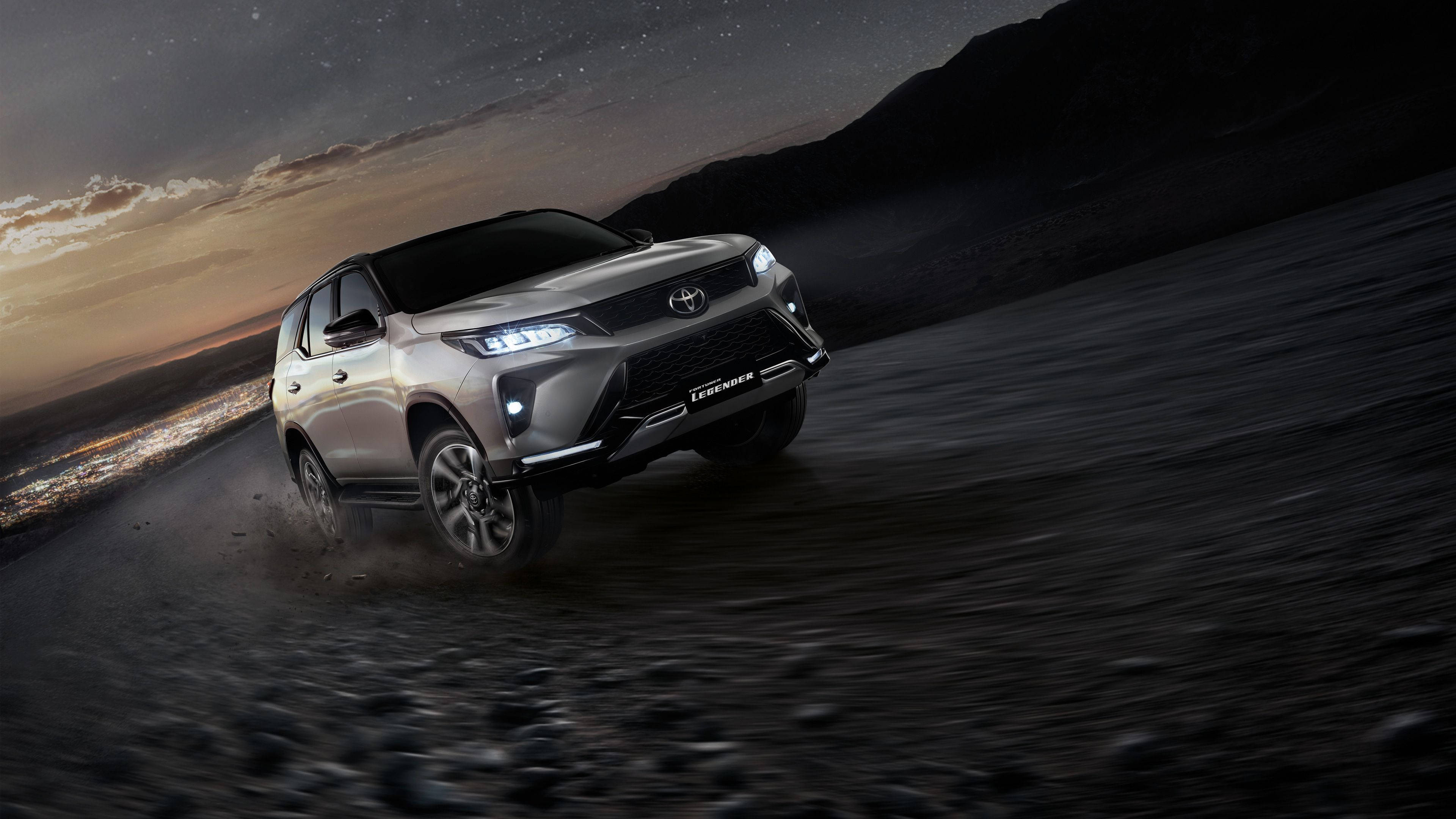 银色金属质感丰田Fortuner Legender动感驰骋 壁纸