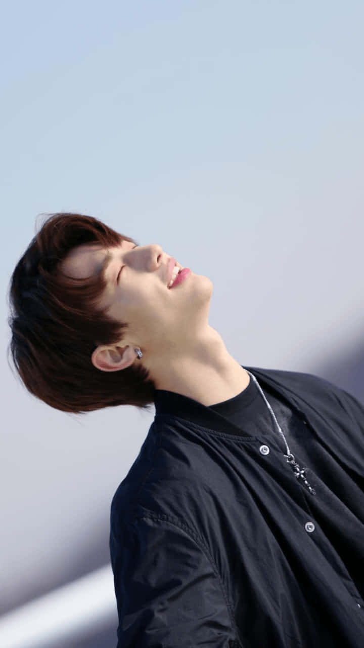 闭眼的韩国说唱歌手Hyunjin 壁纸