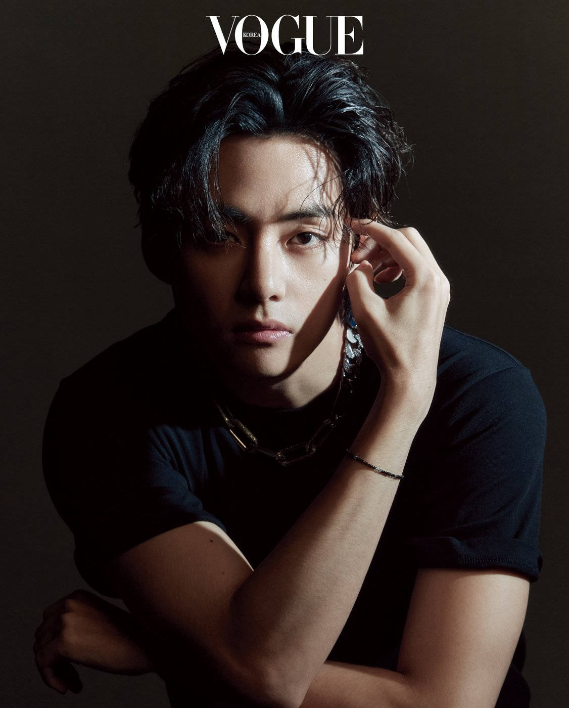 防弹V《Vogue》黑色衬衫大片 壁纸