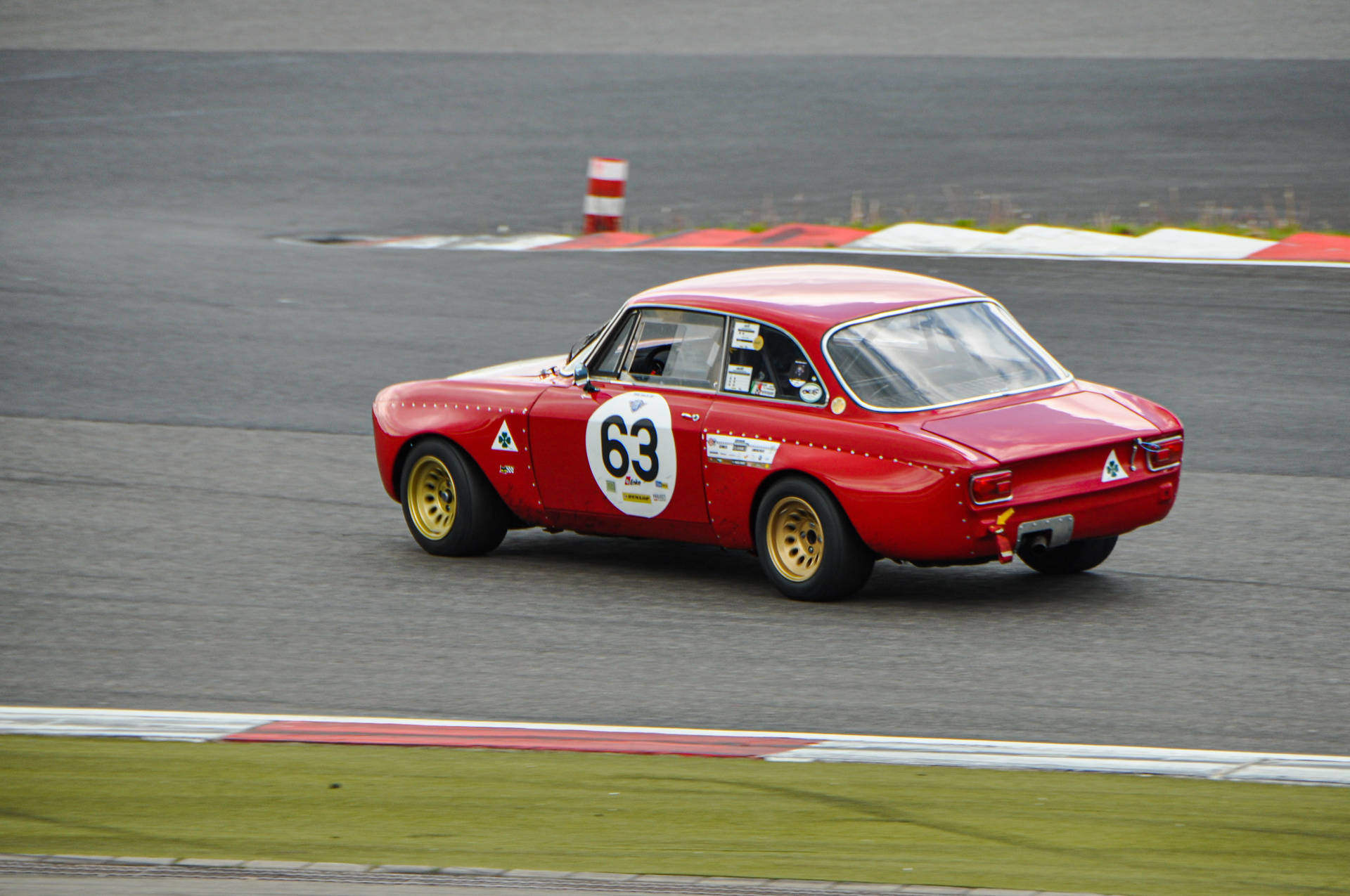 阿尔法·罗密欧Giulia GTA Corsa双门跑车壁纸。