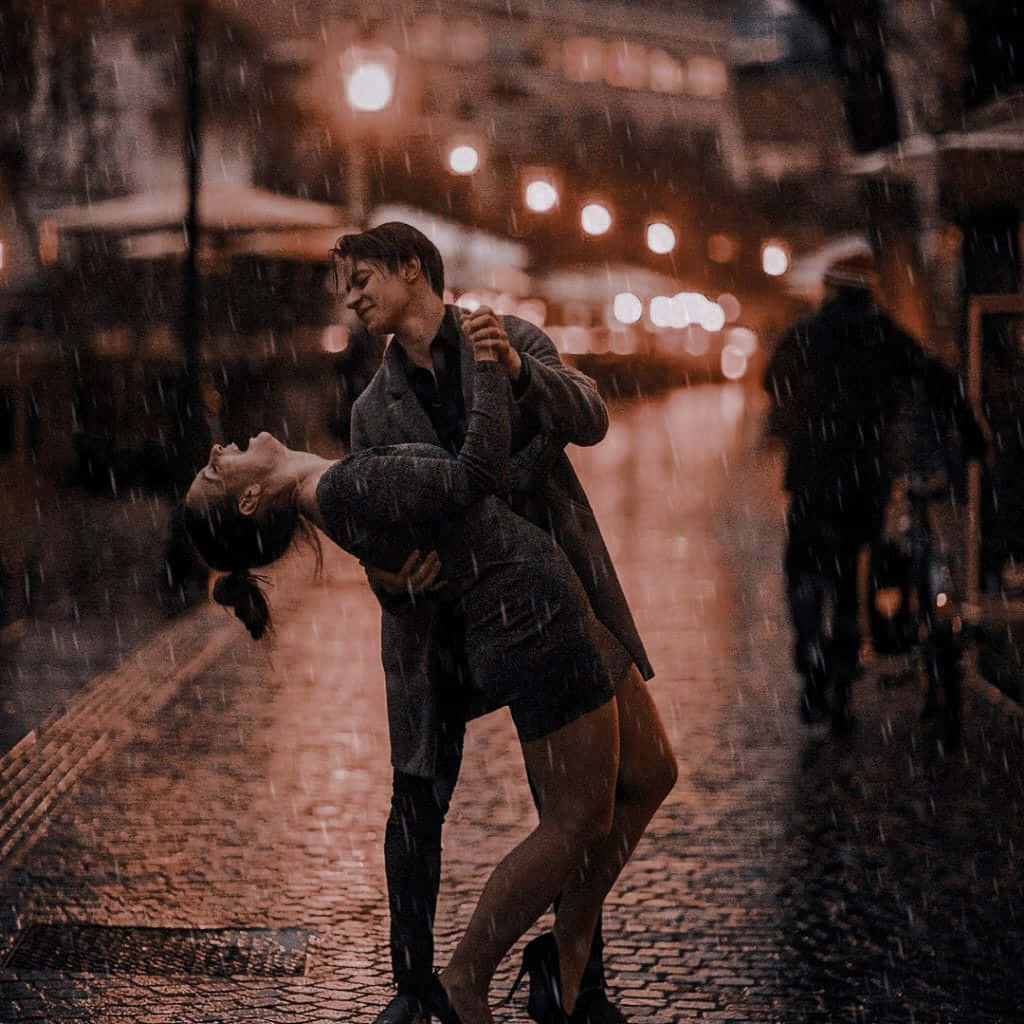 雨中恋人的浪漫时刻 壁纸