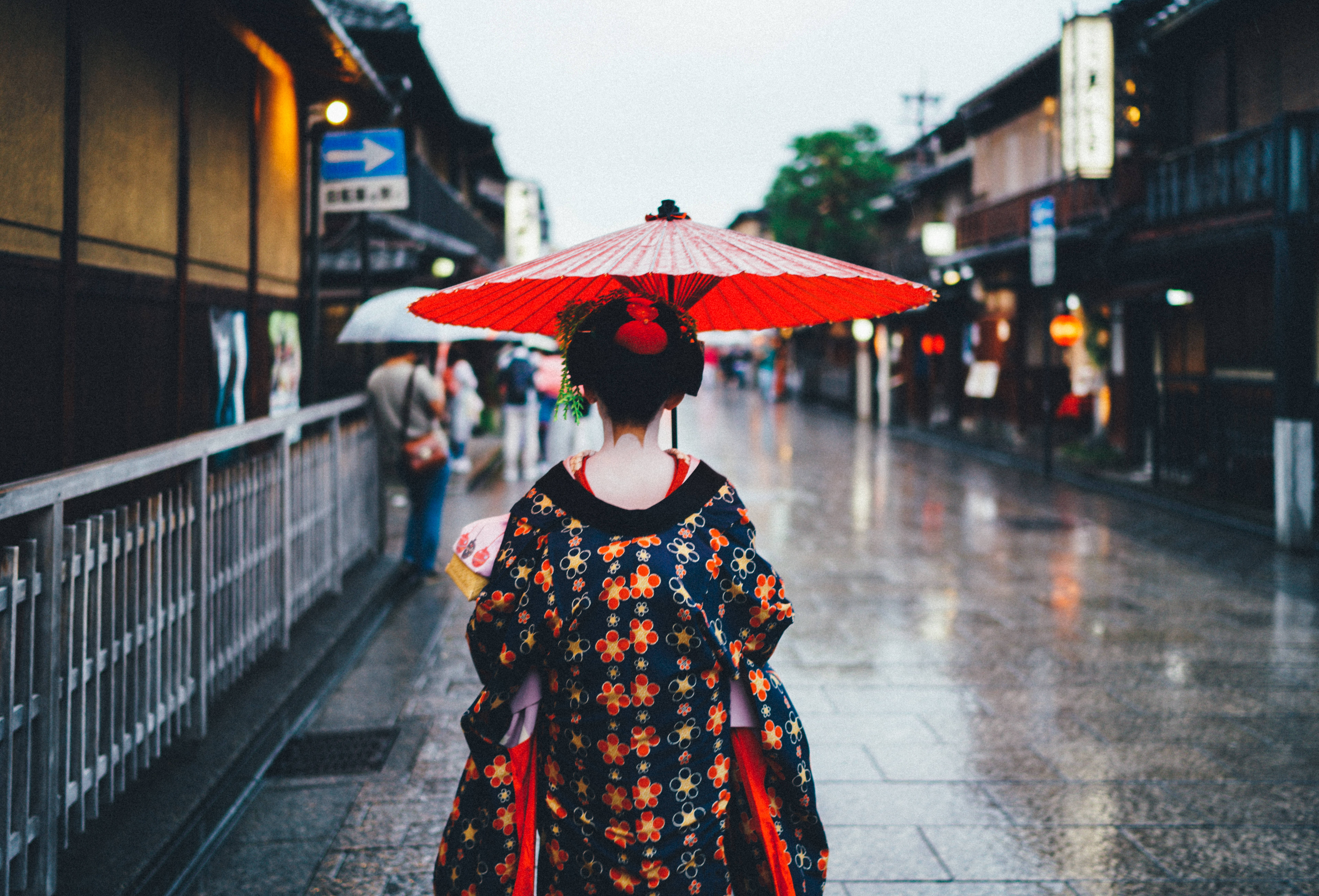 雨中日本艺伎高清壁纸 壁纸