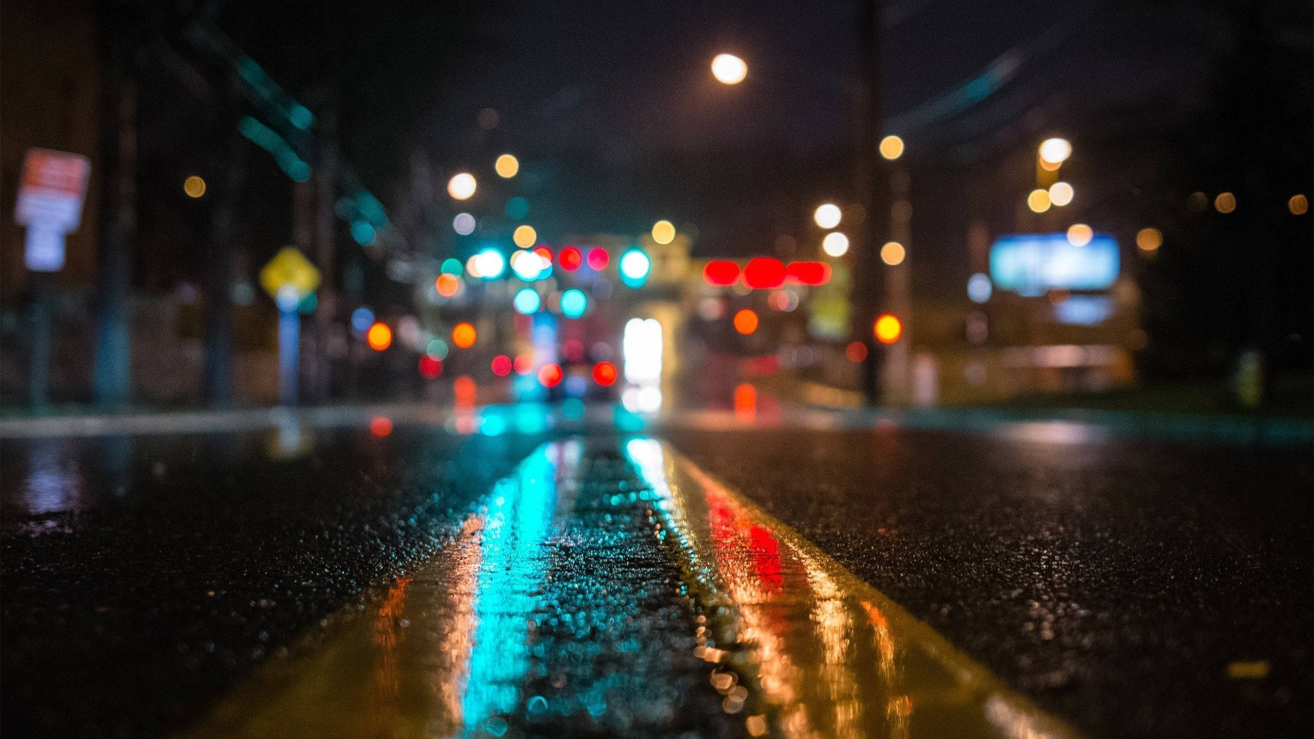雨中模糊的夜晚街道 壁纸