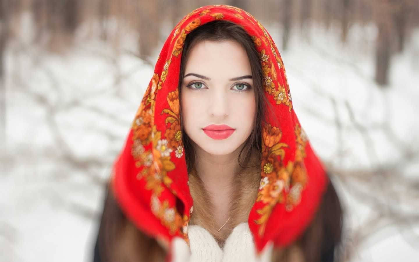 雪中戴头巾的女孩 壁纸