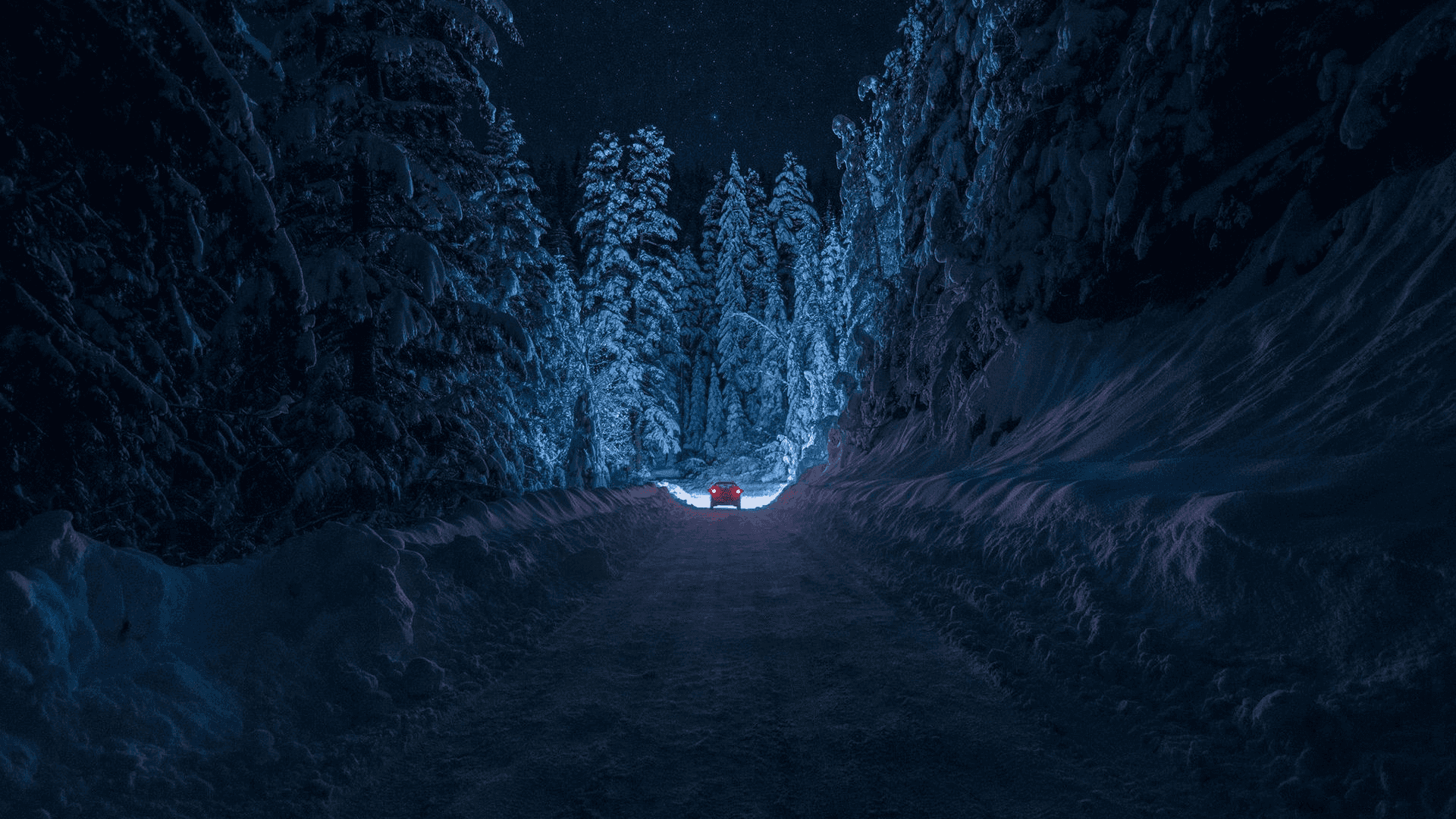 雪中道路，蓝色灯光在中央 壁纸
