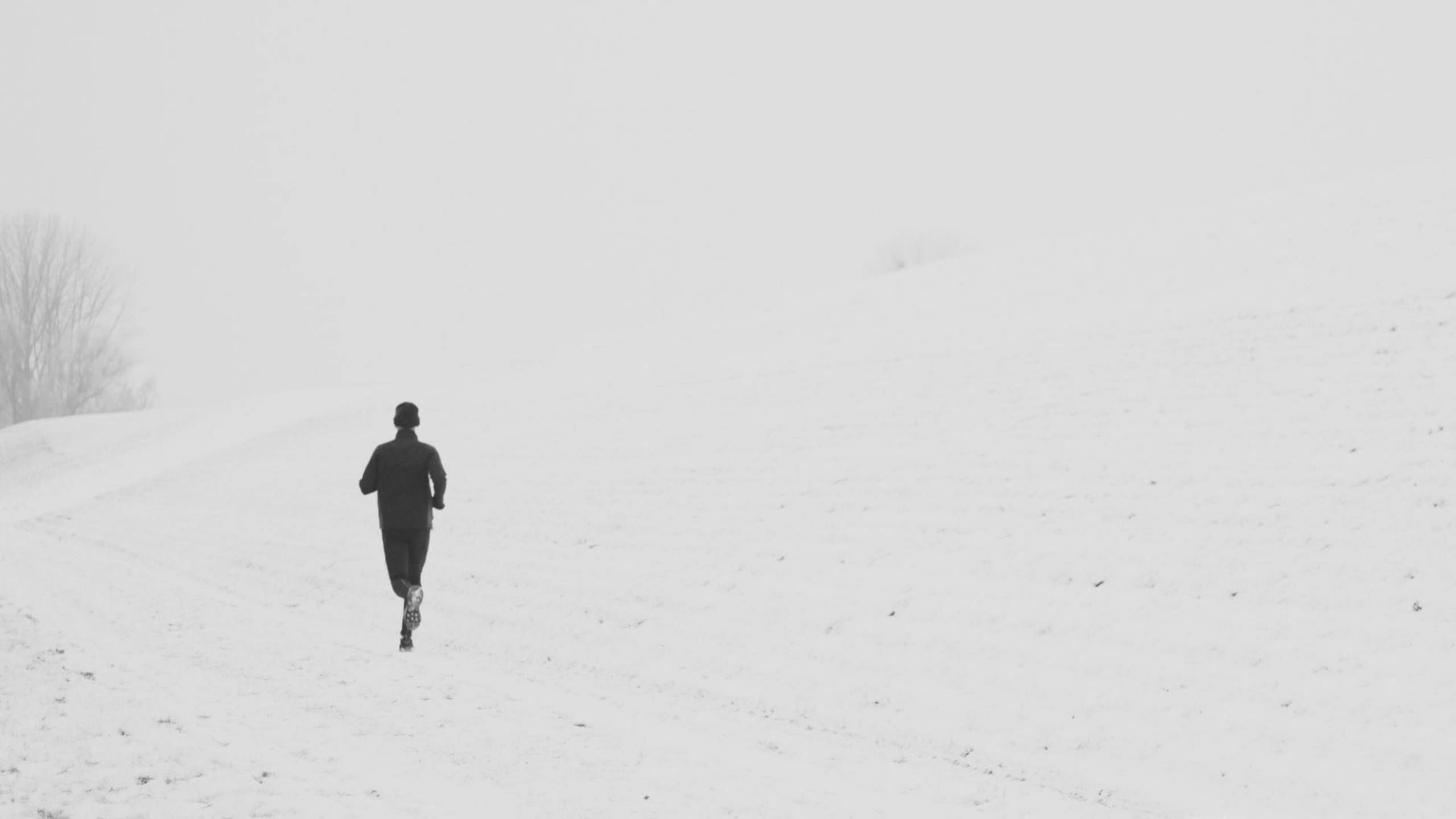 雪地中跑步的人 壁纸