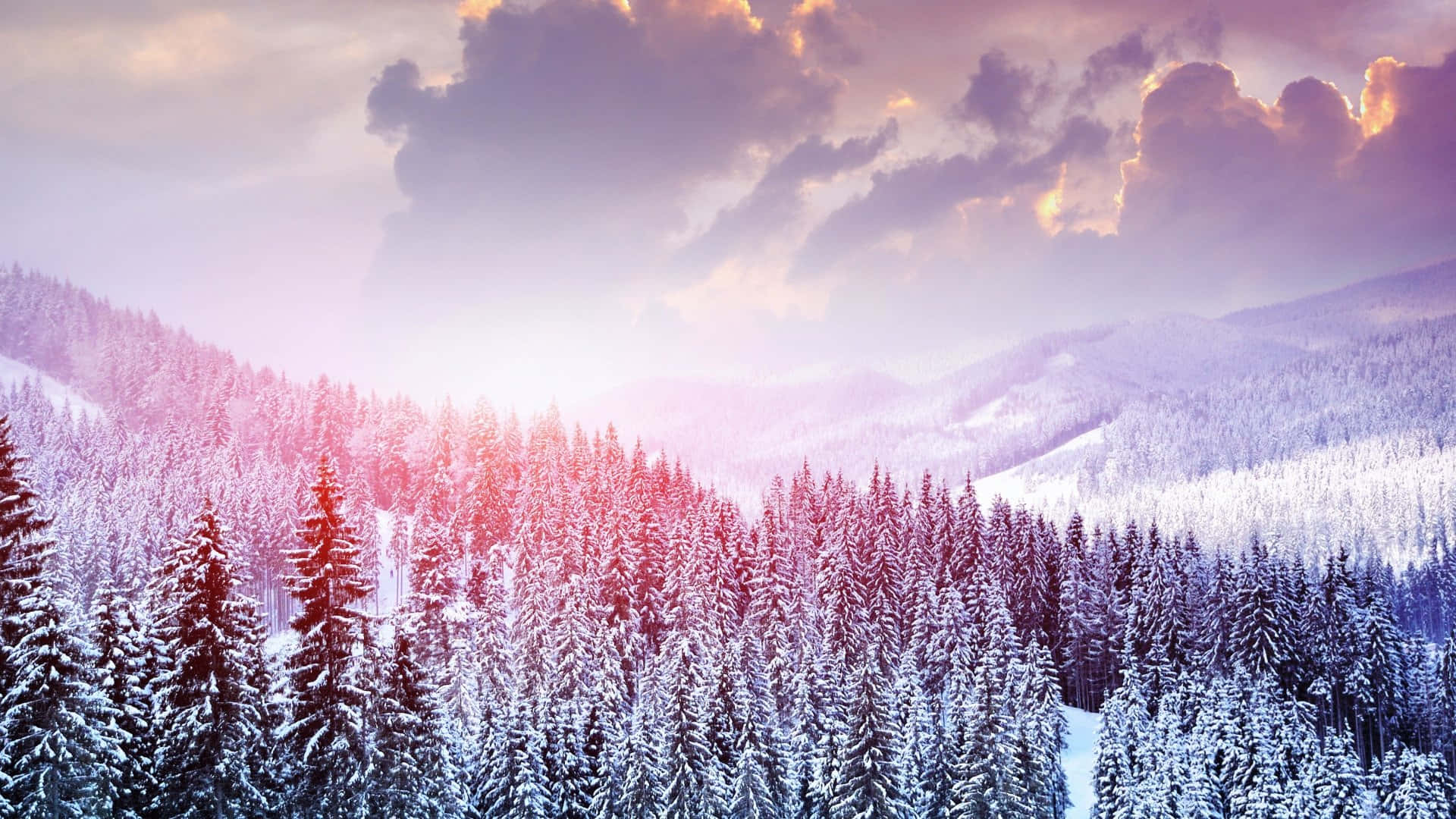 雪顶山脉全景展现冬日辉煌 壁纸