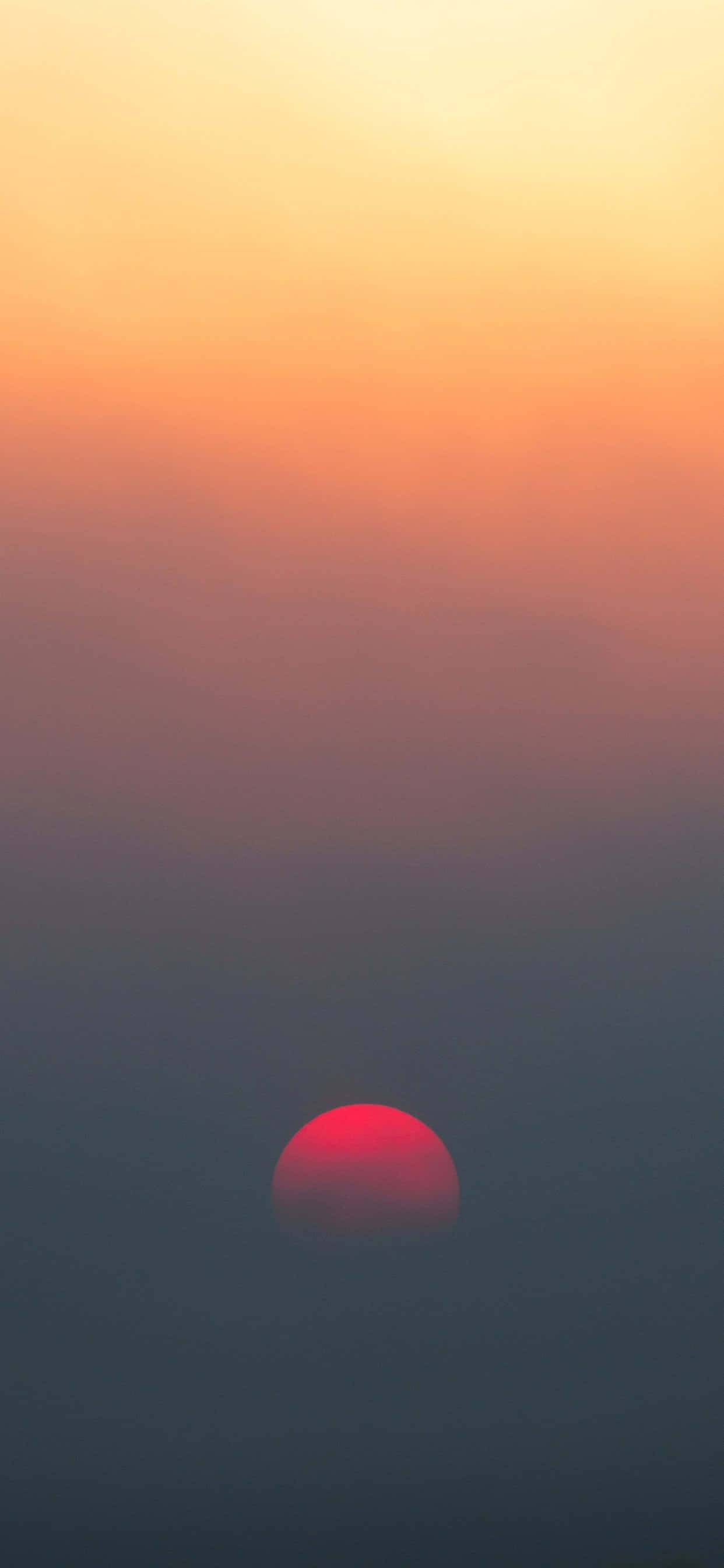 雾霾天空中升起的红色太阳 壁纸
