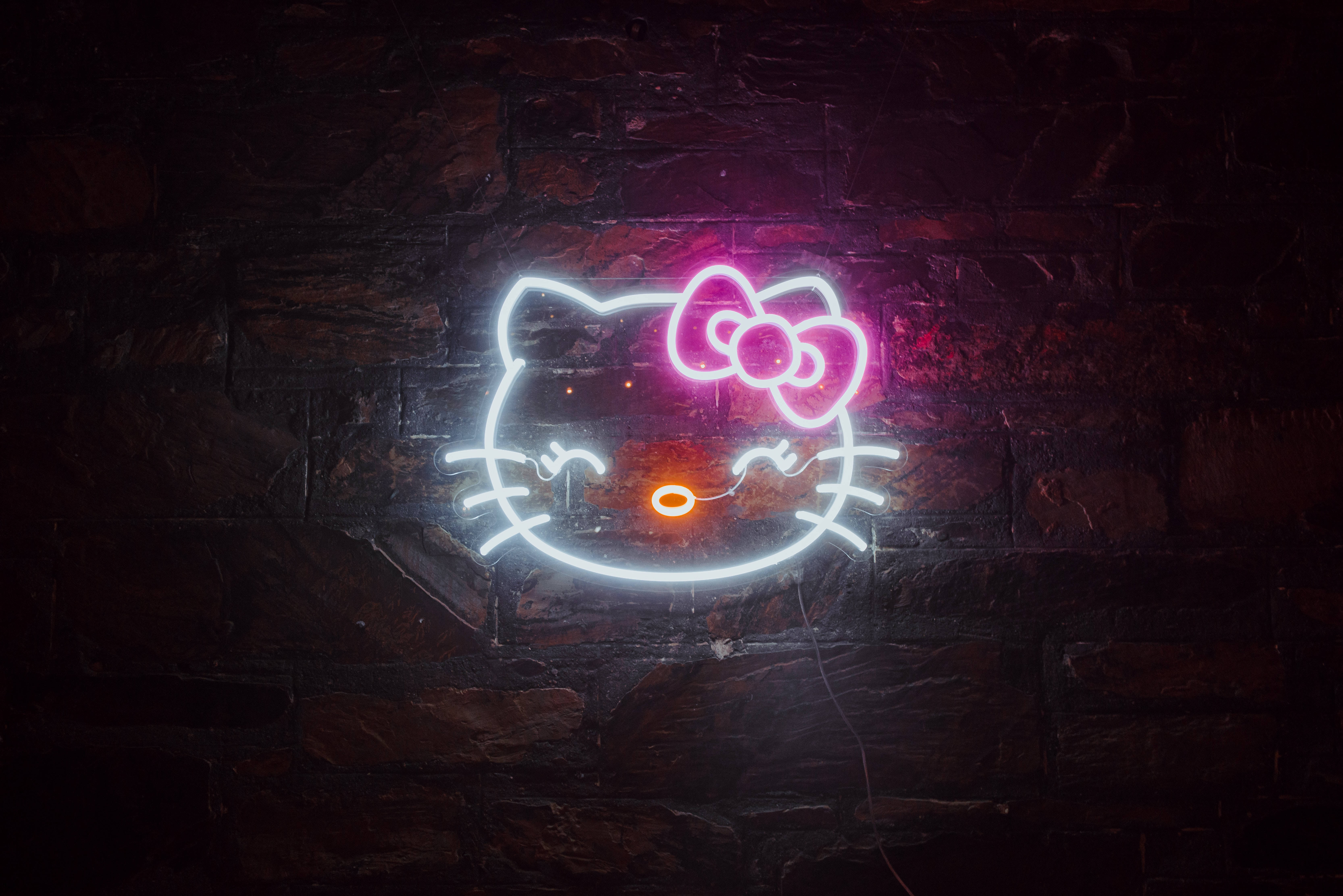 霓虹灯下的黑色Hello Kitty 壁纸