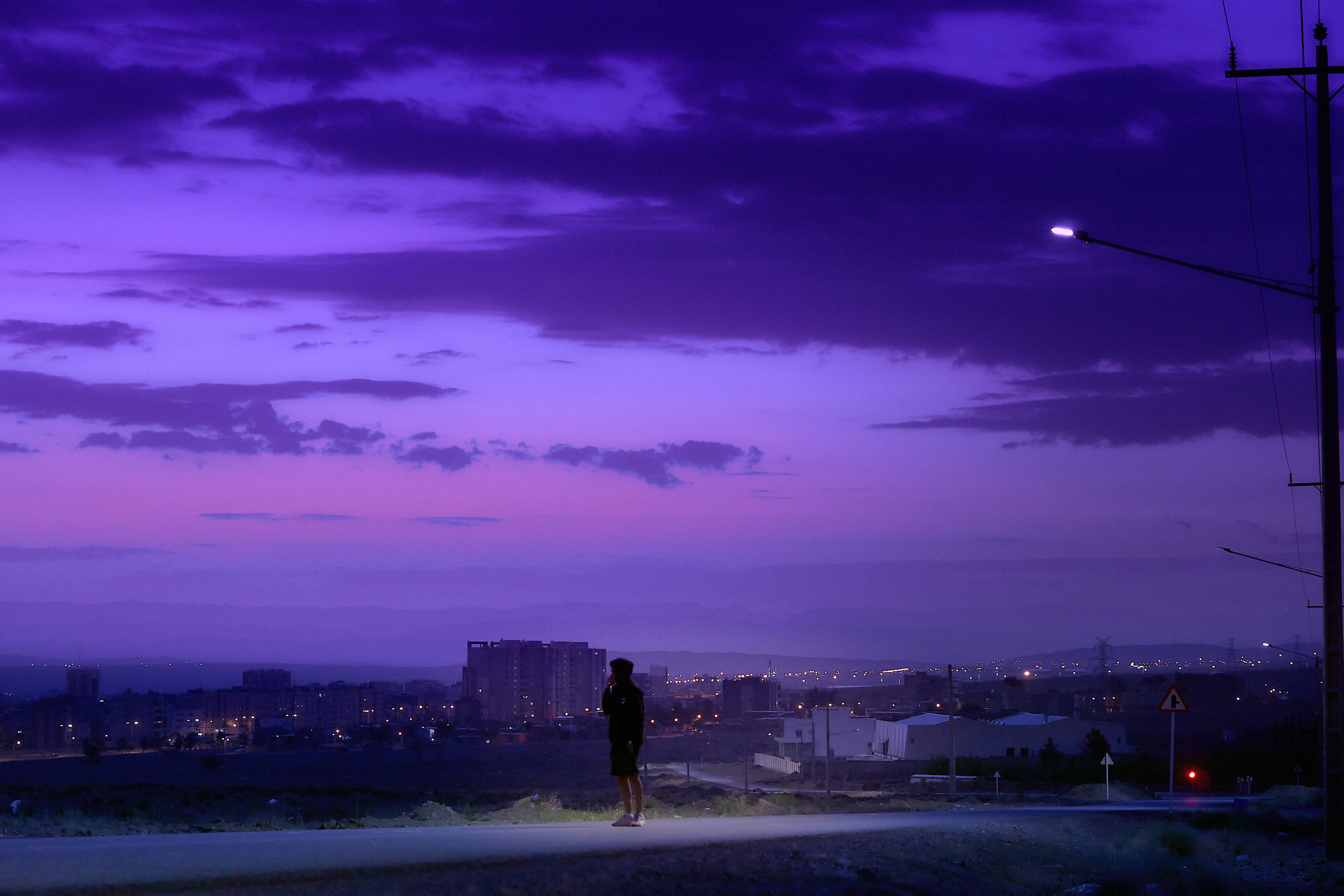 霓虹紫夜空气质 壁纸