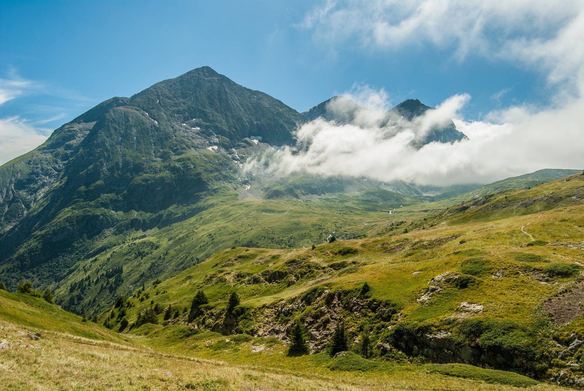 青山、清澈的风景与白云