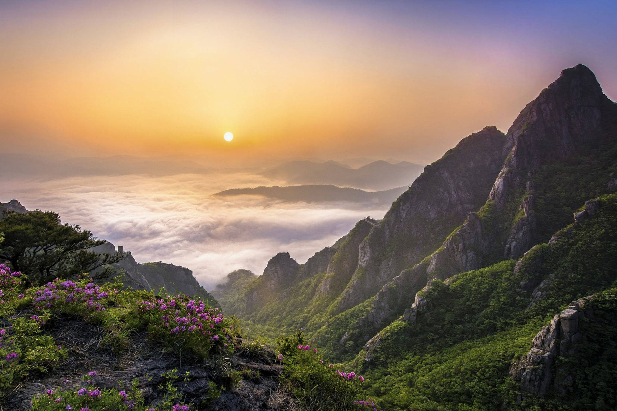 韩国山谷的晴朗天空 壁纸