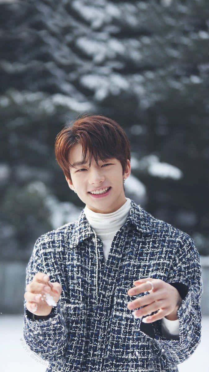 韩国说唱歌手Hyunjin雪树前 壁纸
