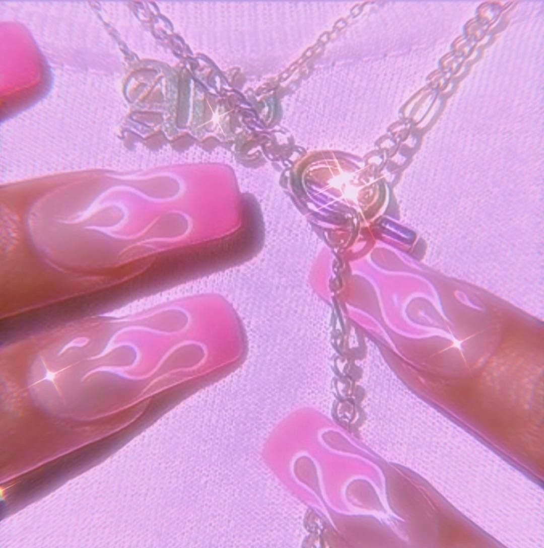 项链与粉色辣妹火焰美甲 壁纸