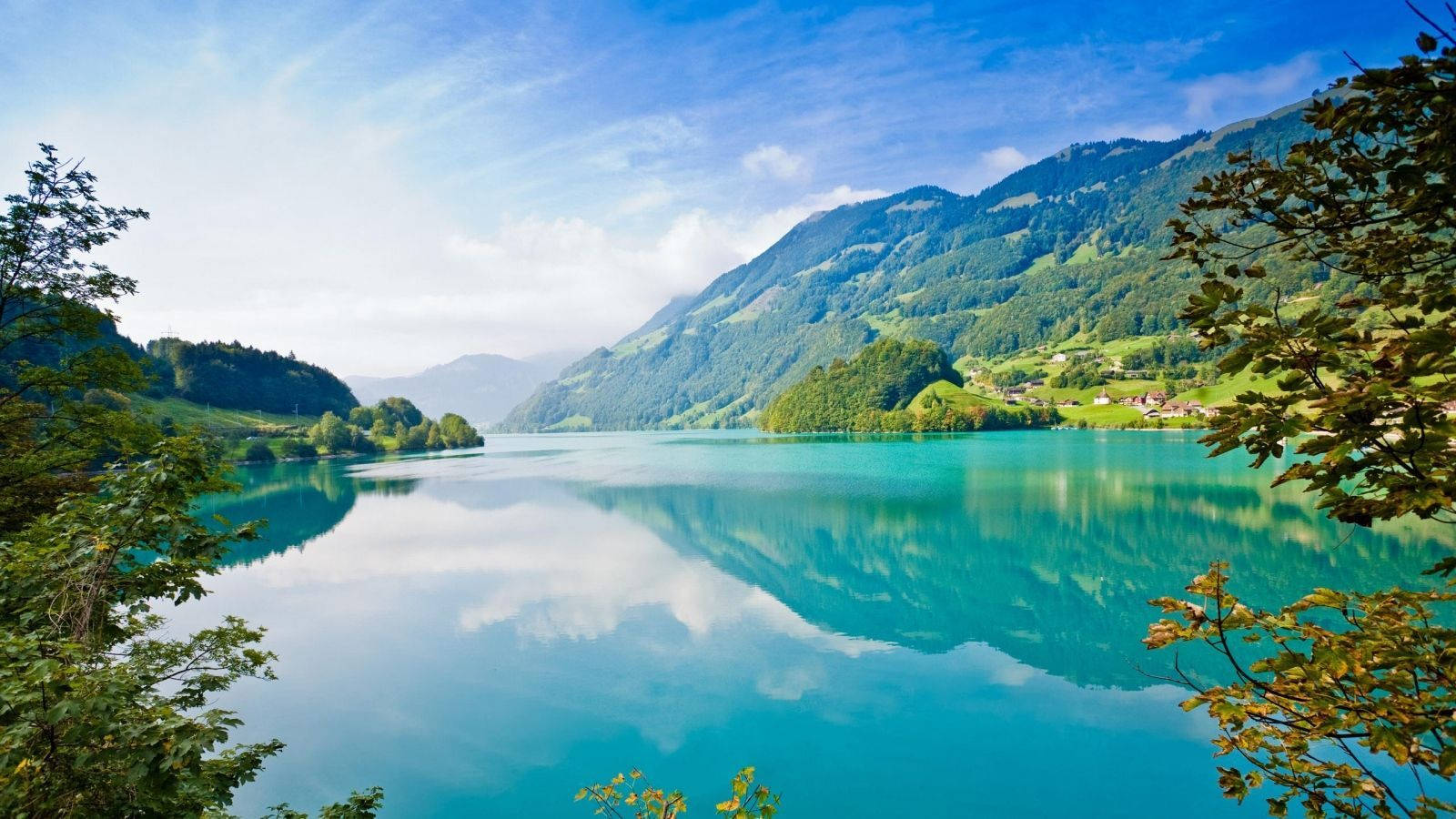 黄昏宁静湖景的倒影 壁纸
