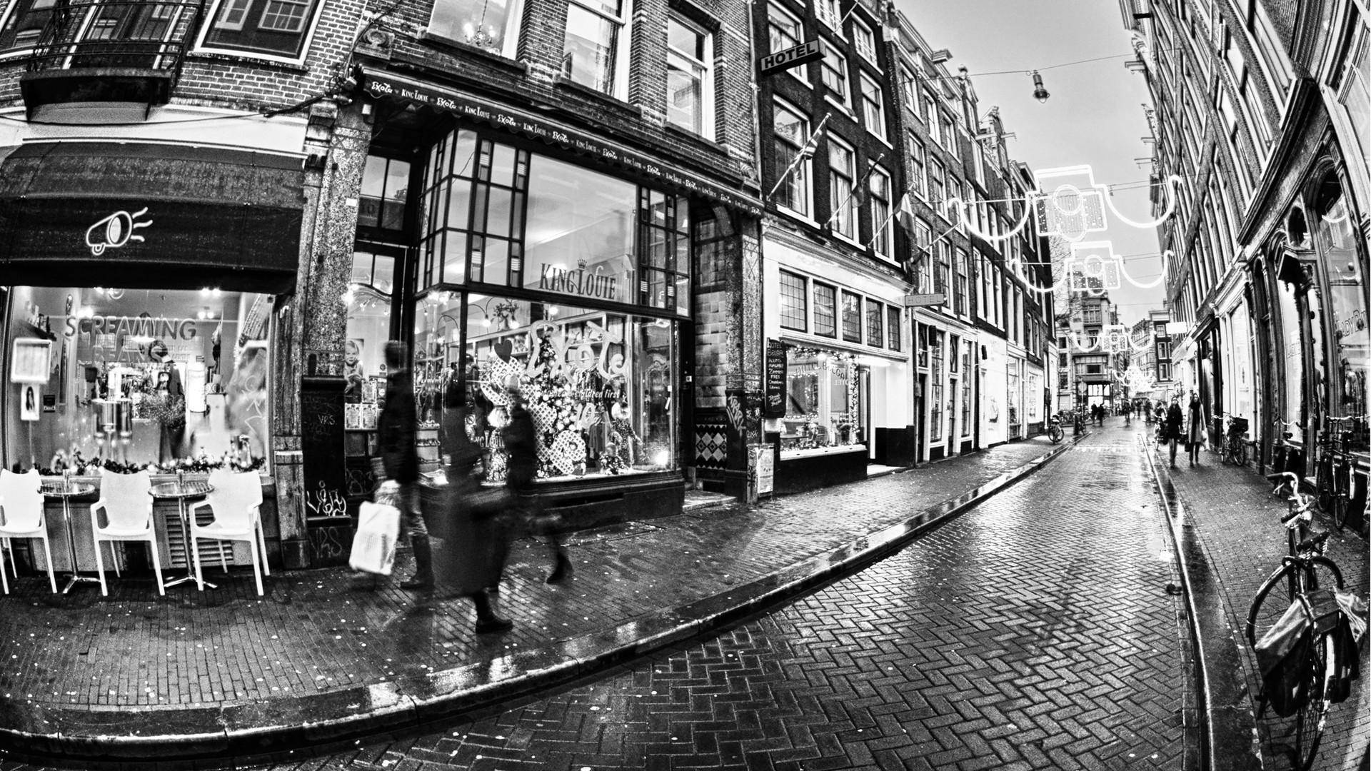 黑白美学的湿润街道 壁纸