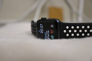 Apple Watch 黑色表带壁纸 — Apple Watch 壁纸
