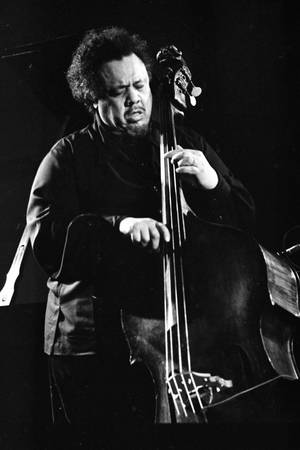 Charles Mingus 深情弹奏低音吉他 — 华为MatePad Edge 壁纸