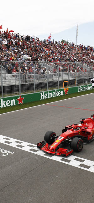 F1 iPhone Vettel 终点线 — Samsung S23 Ultra 壁纸