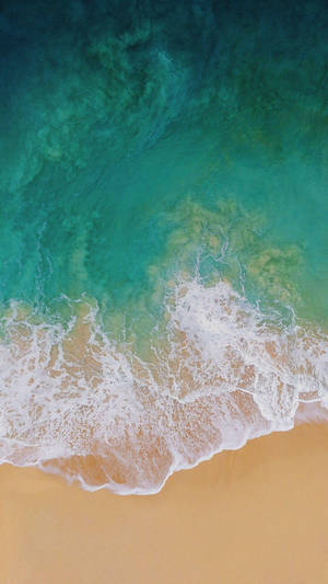 iPad Pro 海浪拍岸俯瞰图 — iPad Pro 壁纸
