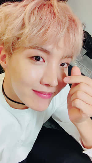 J-hope BTS手指爱心 — 防弹少年团 壁纸