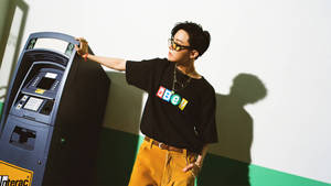J-Hope与ATM机合影 — 防弹少年团 壁纸