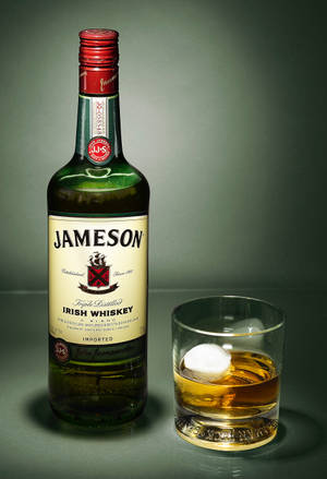 Jameson 威士忌酒瓶与酒杯 — IQOO Pad5c 壁纸